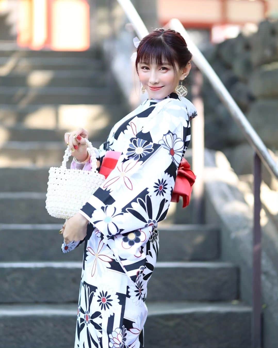 丹遥ニナさんのインスタグラム写真 - (丹遥ニナInstagram)「「PR」モダンっぽい浅草着物虹さん @asakusa_kimono.niji の和を着て、浅草散策しました💕 ・ ・ 夏は浴衣撮影してなくて、秋の着物撮影で浅草着物虹さん @asakusa_kimono.niji のレンタル着物を着て、浅草散策❣️🥰💕 ・ ・ たくさん着物がありました！、そしてスタッフのみなさんはと〜ても面白くて親切でアットホームでした💋🌺 ・ ・ 着物の種類めっちゃめっちゃ多くて、私なりの好みと色で組み合わせてもらえるのが嬉しい！可愛く髪セットしてもらい、綺麗に着付けていただき、着付けも全然きつくなく、ちょうど良かった😎🤩 ・ ・ また、バッグも草履も借りられるので、手ぶらで浴衣を楽しめる！秋を楽しもう！また浅草着物虹さんにお願いして、浅草散策したいなぁ〜💓💓💓 ・ ・ ps 🤣🤣🤣 「写真撮ってもいいですか？」と何組から声かけられたけど、 「いいですよ」と笑顔で答えて写真を撮ったんだけど、 内心は「今は仕事じゃなく、プライベートだけど、あんまり、、、」 むしろ外人みたく「一枚1000円です」と言おうかなとちょっと迷ったけど、次回から使うわ🤣 ・ ・ ご予約はホームページ  https://kimono-nail-niji.com 電話  03-5830-6773 ・ ・ #PR #浅草着物レンタル #浅草レンタル着物 #浅草浴衣レンタル#浅草レンタル浴衣 #レンタル着物 #着物レンタル#浴衣レンタル #レンタル浴衣#浅草ネイルサロン虹#浅草着物レンタル虹#浅草 #kimonogirl #kimono #kimonostyle #kimonofashion ・ ・ ★- - -★- - -★- - -★- - -★- - -★- - -★- - -★- - -★- - -★- - -★ ・ ・ Model @minaninamiji   ❥❦❧ 仕事のご連絡はDMで📩 ❧❦❥  🧡 ファッションショー、作品撮影、商品撮影、動画撮影  🧡PR、インフルエンサー 、アンバサダー、通訳、キャスティング  🧡 丹遥ニナNina手書きかわいいニナキャラクターラインスタンプ 発売❗@ninalinestamp から飛べますよ❣️  🧡 個人撮影(有償) ・ ・  #丹遥  #モデル募集中 #フリーモデル #私の写真もっと広まれ #モデルさんと繋がりたい #海外华人 #在日中国人 #网红 #上海模特 #中国語通訳 #中国語 #国语 #普通话 #中文」10月17日 16時16分 - minaninamiji