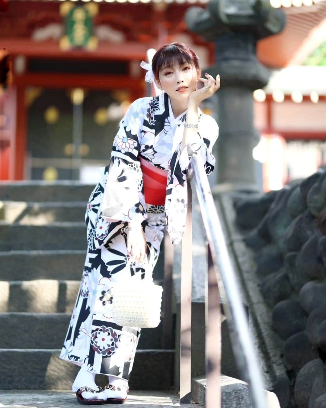 丹遥ニナさんのインスタグラム写真 - (丹遥ニナInstagram)「「PR」モダンっぽい浅草着物虹さん @asakusa_kimono.niji の和を着て、浅草散策しました💕 ・ ・ 夏は浴衣撮影してなくて、秋の着物撮影で浅草着物虹さん @asakusa_kimono.niji のレンタル着物を着て、浅草散策❣️🥰💕 ・ ・ たくさん着物がありました！、そしてスタッフのみなさんはと〜ても面白くて親切でアットホームでした💋🌺 ・ ・ 着物の種類めっちゃめっちゃ多くて、私なりの好みと色で組み合わせてもらえるのが嬉しい！可愛く髪セットしてもらい、綺麗に着付けていただき、着付けも全然きつくなく、ちょうど良かった😎🤩 ・ ・ また、バッグも草履も借りられるので、手ぶらで浴衣を楽しめる！秋を楽しもう！また浅草着物虹さんにお願いして、浅草散策したいなぁ〜💓💓💓 ・ ・ ps 🤣🤣🤣 「写真撮ってもいいですか？」と何組から声かけられたけど、 「いいですよ」と笑顔で答えて写真を撮ったんだけど、 内心は「今は仕事じゃなく、プライベートだけど、あんまり、、、」 むしろ外人みたく「一枚1000円です」と言おうかなとちょっと迷ったけど、次回から使うわ🤣 ・ ・ ご予約はホームページ  https://kimono-nail-niji.com 電話  03-5830-6773 ・ ・ #PR #浅草着物レンタル #浅草レンタル着物 #浅草浴衣レンタル#浅草レンタル浴衣 #レンタル着物 #着物レンタル#浴衣レンタル #レンタル浴衣#浅草ネイルサロン虹#浅草着物レンタル虹#浅草 #kimonogirl #kimono #kimonostyle #kimonofashion ・ ・ ★- - -★- - -★- - -★- - -★- - -★- - -★- - -★- - -★- - -★- - -★ ・ ・ Model @minaninamiji   ❥❦❧ 仕事のご連絡はDMで📩 ❧❦❥  🧡 ファッションショー、作品撮影、商品撮影、動画撮影  🧡PR、インフルエンサー 、アンバサダー、通訳、キャスティング  🧡 丹遥ニナNina手書きかわいいニナキャラクターラインスタンプ 発売❗@ninalinestamp から飛べますよ❣️  🧡 個人撮影(有償) ・ ・  #丹遥  #モデル募集中 #フリーモデル #私の写真もっと広まれ #モデルさんと繋がりたい #海外华人 #在日中国人 #网红 #上海模特 #中国語通訳 #中国語 #国语 #普通话 #中文」10月17日 16時16分 - minaninamiji