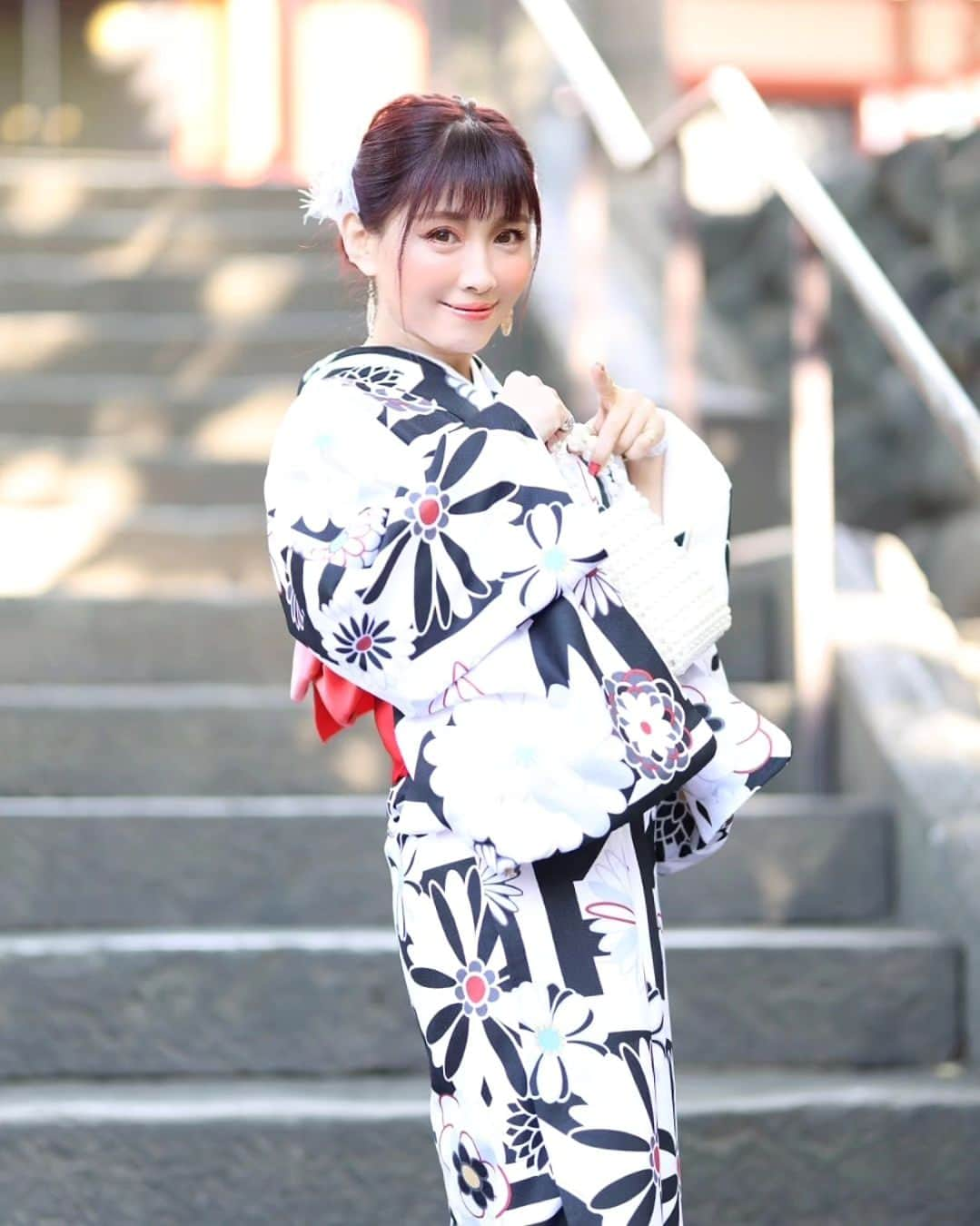 丹遥ニナさんのインスタグラム写真 - (丹遥ニナInstagram)「「PR」モダンっぽい浅草着物虹さん @asakusa_kimono.niji の和を着て、浅草散策しました💕 ・ ・ 夏は浴衣撮影してなくて、秋の着物撮影で浅草着物虹さん @asakusa_kimono.niji のレンタル着物を着て、浅草散策❣️🥰💕 ・ ・ たくさん着物がありました！、そしてスタッフのみなさんはと〜ても面白くて親切でアットホームでした💋🌺 ・ ・ 着物の種類めっちゃめっちゃ多くて、私なりの好みと色で組み合わせてもらえるのが嬉しい！可愛く髪セットしてもらい、綺麗に着付けていただき、着付けも全然きつくなく、ちょうど良かった😎🤩 ・ ・ また、バッグも草履も借りられるので、手ぶらで浴衣を楽しめる！秋を楽しもう！また浅草着物虹さんにお願いして、浅草散策したいなぁ〜💓💓💓 ・ ・ ps 🤣🤣🤣 「写真撮ってもいいですか？」と何組から声かけられたけど、 「いいですよ」と笑顔で答えて写真を撮ったんだけど、 内心は「今は仕事じゃなく、プライベートだけど、あんまり、、、」 むしろ外人みたく「一枚1000円です」と言おうかなとちょっと迷ったけど、次回から使うわ🤣 ・ ・ ご予約はホームページ  https://kimono-nail-niji.com 電話  03-5830-6773 ・ ・ #PR #浅草着物レンタル #浅草レンタル着物 #浅草浴衣レンタル#浅草レンタル浴衣 #レンタル着物 #着物レンタル#浴衣レンタル #レンタル浴衣#浅草ネイルサロン虹#浅草着物レンタル虹#浅草 #kimonogirl #kimono #kimonostyle #kimonofashion ・ ・ ★- - -★- - -★- - -★- - -★- - -★- - -★- - -★- - -★- - -★- - -★ ・ ・ Model @minaninamiji   ❥❦❧ 仕事のご連絡はDMで📩 ❧❦❥  🧡 ファッションショー、作品撮影、商品撮影、動画撮影  🧡PR、インフルエンサー 、アンバサダー、通訳、キャスティング  🧡 丹遥ニナNina手書きかわいいニナキャラクターラインスタンプ 発売❗@ninalinestamp から飛べますよ❣️  🧡 個人撮影(有償) ・ ・  #丹遥  #モデル募集中 #フリーモデル #私の写真もっと広まれ #モデルさんと繋がりたい #海外华人 #在日中国人 #网红 #上海模特 #中国語通訳 #中国語 #国语 #普通话 #中文」10月17日 16時16分 - minaninamiji