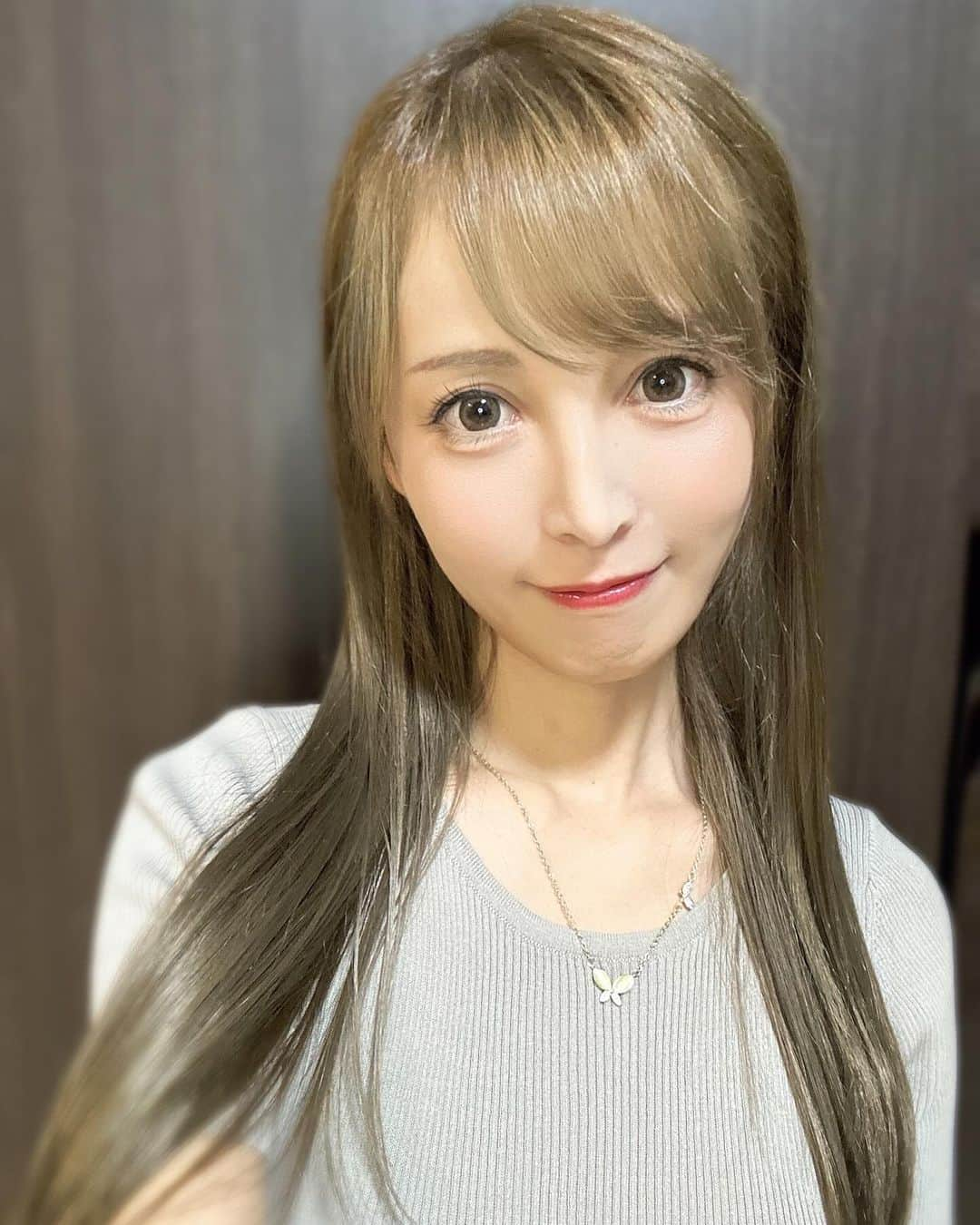 葵井えりかのインスタグラム：「先日 @a_clinic_ikebukuro  Aクリニック池袋院様で Aスレッドを受けてきてから少し経ちました  今回は昨年1day小顔脂肪吸引をやったメンテナンスなんだけど 顔がほっそりしていい感じ✨  担当の木家先生 @aclinic_kiya に カウンセリングの時に Aスレッド以外のことでも フェイスラインの悩みや、 お肌のアンチエイジングのことを教えて頂いたので 色々悩んでる所に 何をしたらいいか すごくわかりやすく理解できました✨  腫れなし、ダウンタイムなしなので 忙しいけどフェイスラインスッキリさせたい方に本当におすすめ😌 . . . . #aスレッド #1day小顔脂肪吸引 #糸リフト #aclinic #aclinic銀座 #aclinic横浜 #aclinic新宿#aclinic名古屋#aclinic大阪#aclinic池袋#aclinic福岡#aclinic仙台 #aクリニック#エークリニック #美容 #小顔 #美肌  #リフトアップ #美容外科 #美容皮膚科 #美容クリニック#木家佑理子」