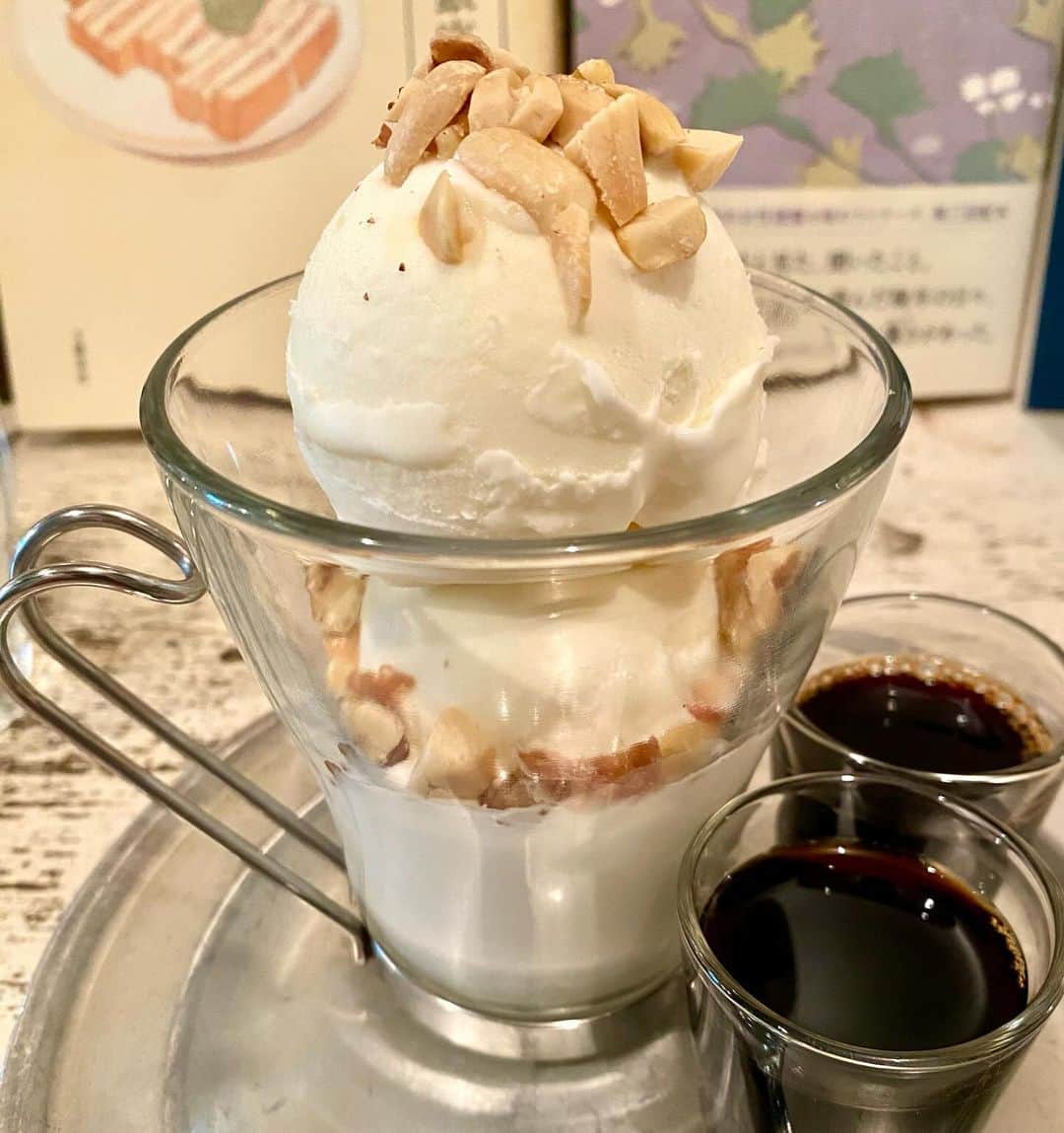 江口寿史さんのインスタグラム写真 - (江口寿史Instagram)「街場の(チェーン店ではない)喫茶店のアフォガードやコーヒーフロートを、意志を持って飲み(食べ？)歩いてる人間はそうはいないと思うので、ワタシのことを日本唯一のコーヒーフロート研究家と呼んでくれてもいいですよ。 そのワタシが今の所、東京で一番美味いアフォガードだと思うのが、此処、西荻窪。JUHA(ユハ)のそれですね。 雑に作る店も多いんですよ。コーヒーフロートだのアフォガードだのという、本来の喫茶店のメニューから見れば傍流のものは。こんなもの頼むのは珈琲の味もわからんシロウトだけ、みたいな気分ありありのね。( 実際、１日に一人おるかおらんかでしょう、こんなもん注文する客なんて) そこいくと、この店のアフォガードはとにかく食べる人のためへのもてなしの心というかホスピタリティというか、心遣いが行き渡っている。ああもう、本当に頼んで良かったと思えるから一度皆さん頼んでみてよ。ああ、でも混んだらいやだ。混んだらいやだ。いつも客がいないか一人か二人かという、音楽だけが流れる、時が揺蕩うような空気の中でこれを頂く幸せはぼくだけのものであってほしい。とか。」10月17日 16時23分 - egutihisasi