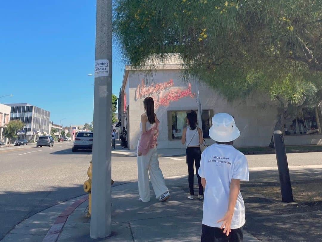 堀江直美さんのインスタグラム写真 - (堀江直美Instagram)「📍 Melrose Ave.  昔お仕事で来てた場所に家族で来れるなんて嬉しい☺️  #family#familytime#familytrip#家族時間#家族旅行#ロサンゼルス#ロサンゼルス旅行#la#latrip#innout#innoutburger#innoutburger#hn✈️trip#hiand#ハイアンド#メルローズ#melroseavenue」10月17日 16時19分 - naomiiiiiiiiiiii