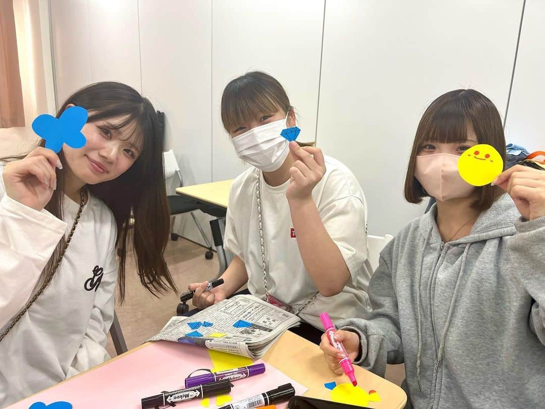 東京福祉専門学校のインスタグラム：「. 学園祭準備👻〜こども保育科〜  こども保育科１年生のあるクラスでは、 10月開催の学園祭にちなんで、ハピハロを開催🎃 当日は部屋を暗くしてキラキラ空間をつくります🪄  みんながたくさん遊べるアソビバをご用意しているので、 第二校舎にぜひ遊びにきてね🧚🏻‍♀️  #東京福祉専門学校 #東京福祉 #専門学校 #専門学生  #学園祭 #文化祭 #ハピハロ  #こども保育科 #こども #保育士 #幼稚園教諭」