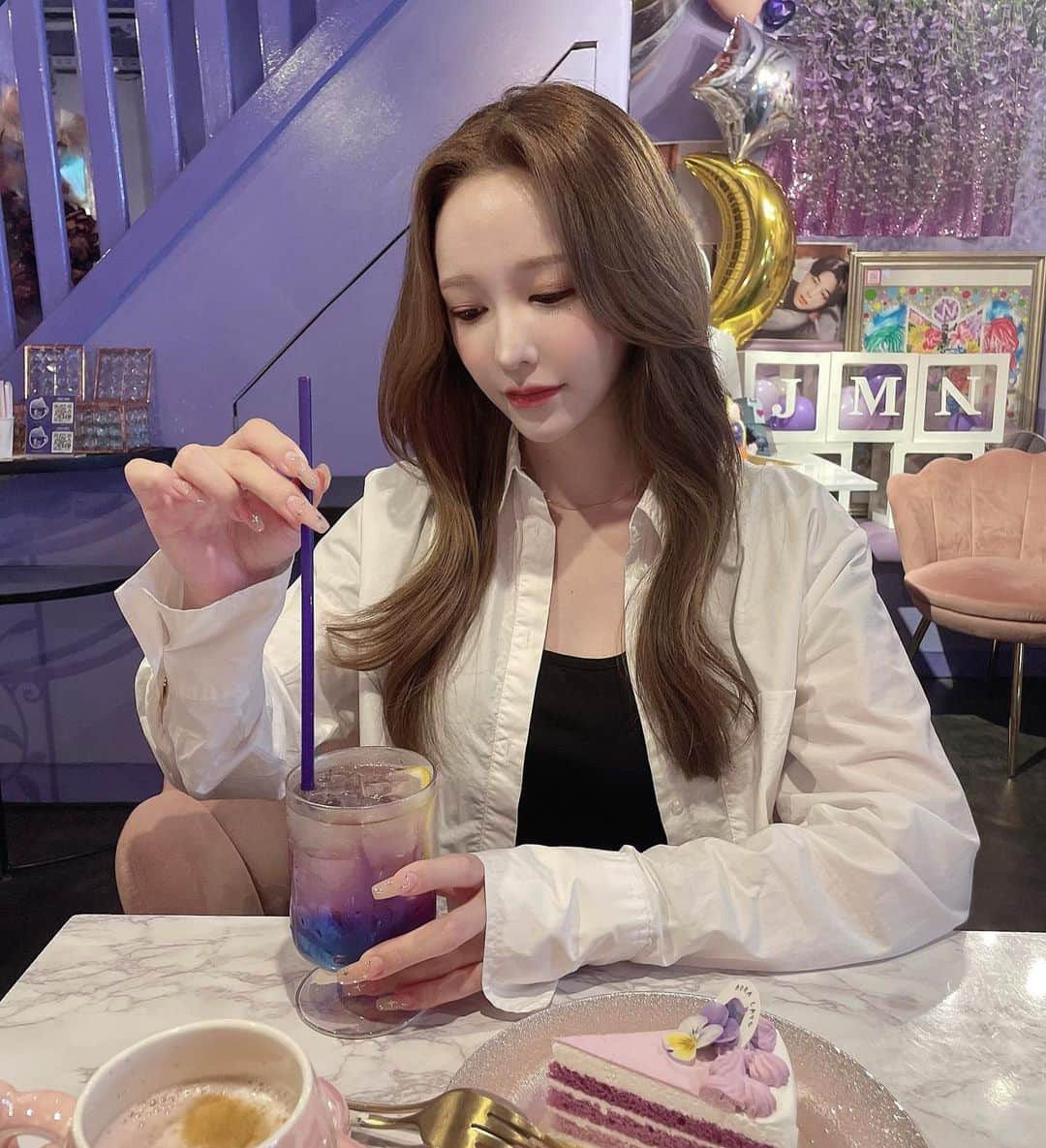 ANNAのインスタグラム：「보라카패🍰💜🕊️  あいりと久しぶりに新大久保で遊んで楽しい日だった🇰🇷🍻💭 カフェ巡り沢山したーい🩵🩵  ⁡ ⁡ ⁡ ⁡ ⁡ ⁡#ootd#selfie#daily#dailylook#오오티디데일리룩#코디#좋아요#좋아요반사#패션스타그램#셀스타그램#셀카#얼스타그램#韓国ファッション#韓国メイク#신오쿠보#카페」