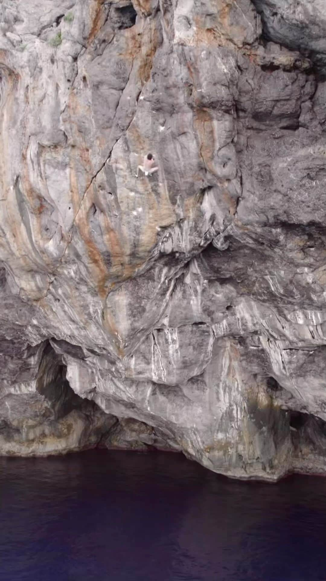 クリス・シャーマのインスタグラム：「Congrats to @honngy for sending the first repeat of Big Fish in Mallorca! This is a route I first climbed in 2017 and is one of the proudest lines I’ve climbed!  To put it in perspective a bit, it’s basically a V12 crux at 70ft with some of the nicest and most aesthetic moves and rock quality.  Was so fun to get to spend a few days out there you bro, good job!」