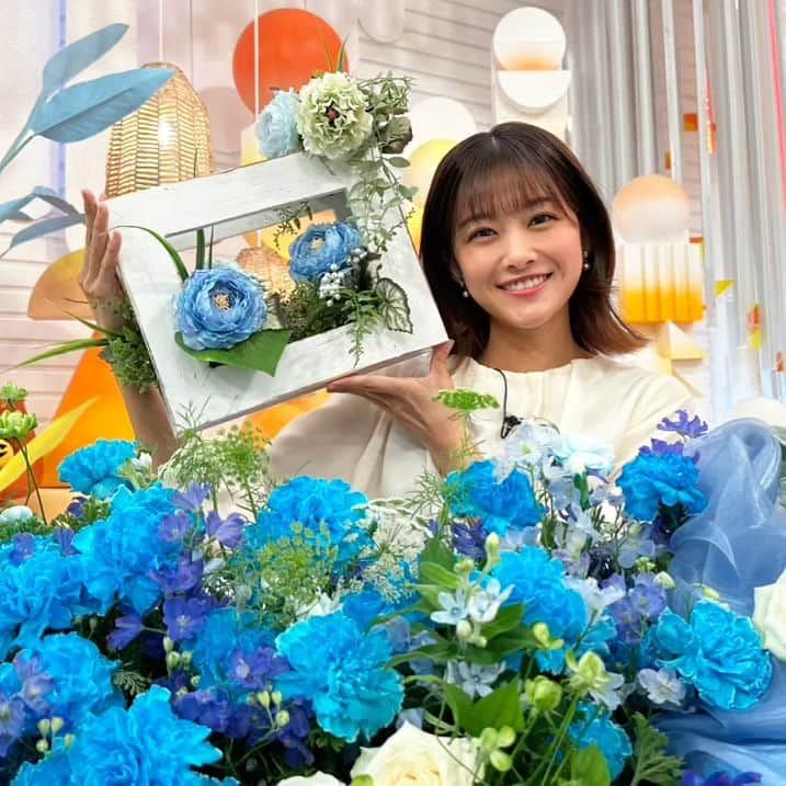 フジテレビ「めざましテレビ」さんのインスタグラム写真 - (フジテレビ「めざましテレビ」Instagram)「#めざましテレビ スタッフです✨️  きょうご紹介したお花は「染めカーネーション」💠 その名のとおり白いカーネーションに染色液をつけてさまざまな色に染めることができるんですって💓  今回は「上野の森美術館」で開催される「モネ 連作の情景」とコラボしモネの作品「ヴェンティミーリアの眺め」をイメージした装飾を日本花職杯2022チャンピオンの小松弥生さんにアレンジしていただきました💐  #酒主義久 #原田葵」10月17日 16時26分 - mezamashi.tv