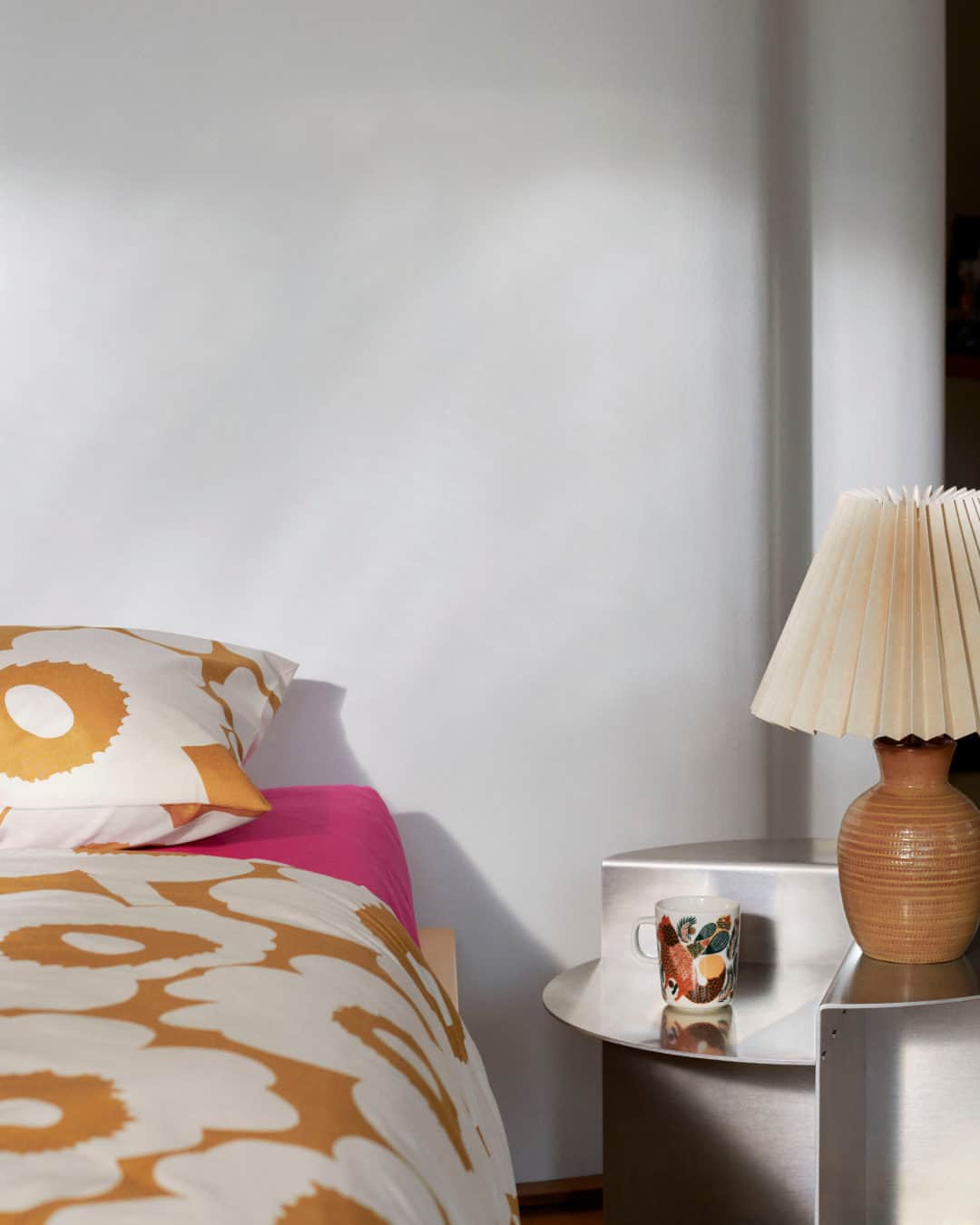 マリメッコのインスタグラム：「Bring the warm light of fall into your bedroom with our new sand and off-white Unikko sheets. Made of 100% cotton.   Could you see yourself snuggled up in this bedding?   Explore the new home edit at marimekko.com. #marimekko」