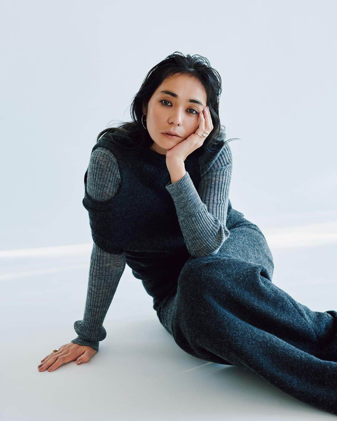otona MUSEのインスタグラム：「Next Color Gray🐘🪩 今季ランウェイでも目立っていたカラーといえばグレー！ 全身ワントーンで揃えて濃淡のニュアンスを楽しんで。  #gray #trend #autaumnfashion #otonamuse #オトナミューズ #竹下玲奈」