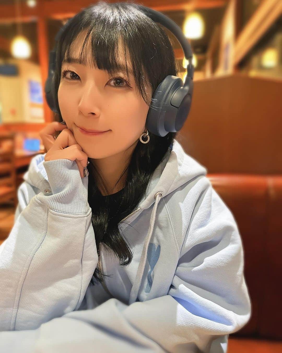 服部彩香のインスタグラム：「Emo!miuさんのプレゼント企画で当選😆🎁⋆* JBLさんの『TUNE 770NC』 外音取り込み機能付ハイブリッドノイズキャンセリングが搭載！ 高性能な消音パフォーマンスの実現により人混みの雑踏などの街中ノイズも軽減されていて嬉しい🥹🥹 素敵な企画ありがとうございました🙌 . #JBL #ハーマン #JBLJAPAN #emoプレ」