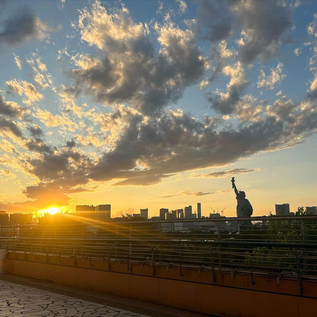 MIOさんのインスタグラム写真 - (MIOInstagram)「さいきん 🧡お台場 💙制作 💜ラテ 💚靴守り犬 🩵Rex Orange County」10月17日 16時31分 - gmow_1122