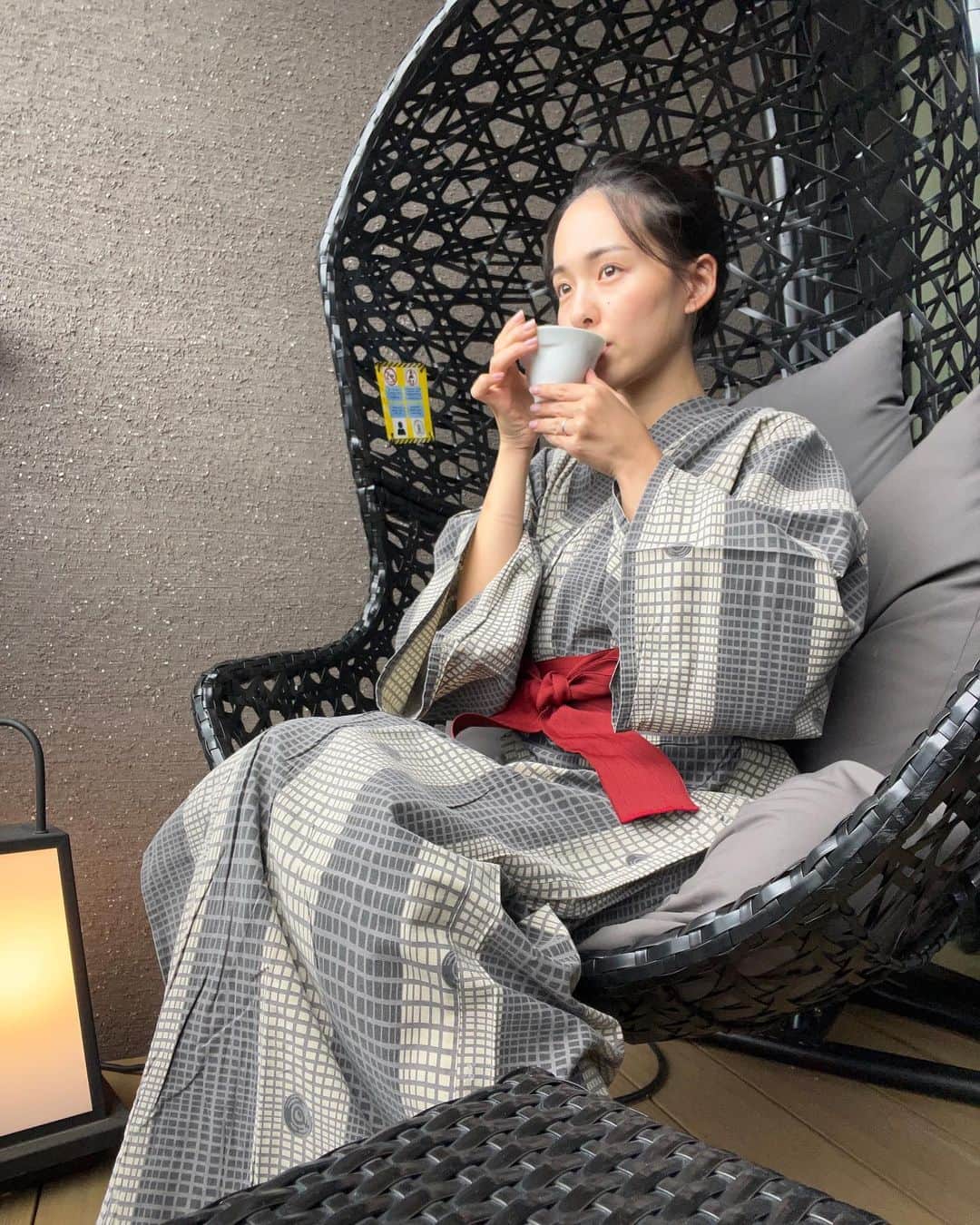 坂野志津佳のインスタグラム：「旅先でもヨガコーヒー☕️ @yogacoffee.jp  ⁡ ⁡ 先日家族で箱根旅行に行きました！ ⁡ アンバサダーをさせていただいているヨガコーヒーを持って行き、旅先でもいつもの味でほっと一息☺️🌿 ⁡ 箱根の綺麗な景色を眺めながら、温泉の後のコーヒーは最高でした😆 ⁡ ⁡ ⁡ ⁡ ⁡ ヨガとコーヒーが大好きで、 ヨガもコーヒーも深みがあっておもしろい。 ⁡ どちらもリラックスできるもので、どこか似ているような感覚があります。 ⁡ お金をいただいているわけでもなくシンプルに、ヨガとコーヒーの素晴らしさをいろんな人に知ってもらいたい！という思いで、3期続けて今月からもアンバサダー継続をさせていただきました😊 ⁡ ⁡ ヨガとコーヒー好きな仲間のみなさん、よろしくどうぞ〜！！ ⁡ ⁡ ⁡ 〜〜〜〜〜〜〜〜〜〜〜〜〜〜〜〜〜 ⁡ ［イベントレッスン］ ⁡ ■「マインドフルネスヨガとティータイム」 10月21日(土) 13:30〜15:00→🈵キャンセル待ち 12月16日(土) 13:30〜15:00→残3名 𖥣ブライトンスタジオ代官山 @brighton_studio_daikanyama  ⁡ ■「親子ヨガ」 11月25日(土) 10:30〜11:30 𖥣恵比寿カルフールスタジオ @ebisu_.carrefour  ⁡ ⁡ ［レギュラークラス］ ⁡ □毎週月曜日 12:00〜13:15 「リラックスフローヨガ」(マタニティー可) 𖥣ヨガスタジオgllow 二子玉川 ⁡ □毎週火曜日 8:15〜9:15 「朝ヨガ」 𖥣ヨガスタジオgllow自由が丘 ⁡ □毎週木曜日 12:00〜13:15 「リフレッシュヨガ」(マタニティー可) 𖥣ヨガスタジオgllow二子玉川 ⁡ @yogagllow   ⁡ ※詳細・予約はトップページにリンクしています。 ⁡ 〜〜〜〜〜〜〜〜〜〜〜〜〜〜〜〜〜 ⁡ ⁡#ヨガコーヒー #ヨガ #コーヒー #珈琲 #コーヒーのある暮らし #箱根 #天悠 #ヨガインストラクター #coffee  ⁡ ⁡ ⁡ ⁡ ⁡ ⁡」