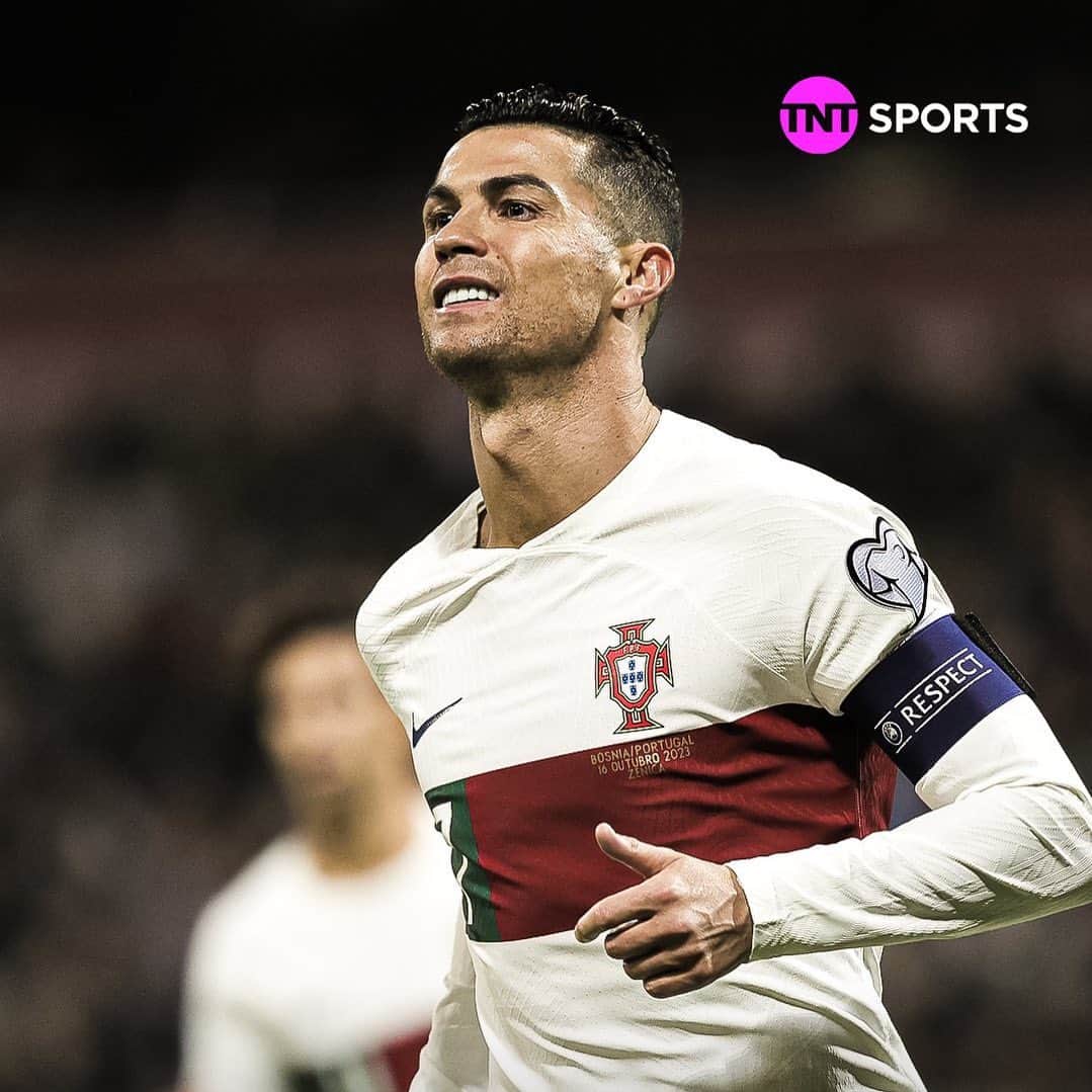 リオ・ファーディナンドのインスタグラム：「@cristiano in 2023:  👕 43 games ⚽️ 40 goals 🎯 9 assists  He's now the year's top scorer worldwide, overtaking Erling Haaland (39) and Kylian Mbappe (35) 🤯  🐐」