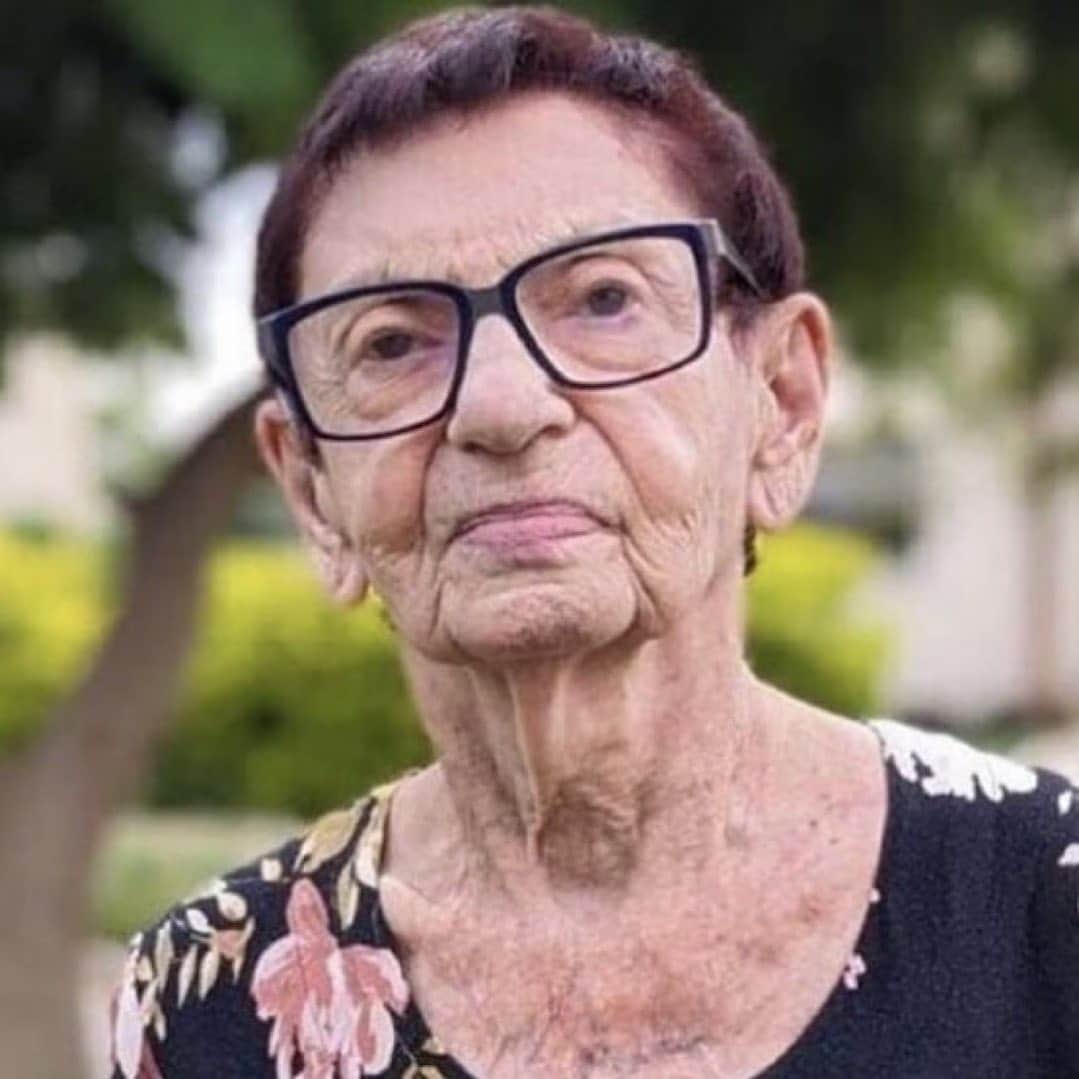 ローラ・プラデルスカのインスタグラム：「Gina was a 90 years old Holocaust survivor.  She survived the atrocities that the Nazis inflicted on Jews in WWII.  She witnessed the world promising that Never Again will Jewish blood be spilled this way.  Then last week a Hamas terrorist held a gun to her head and shot her.  In the coming days protestors around the world would celebrate her death and support the ones who killed her.  I’m fighting to remind the world that Jewish blood is not cheap.  May Gina memory be a blessing 💔  SAY HER NAME. Repost @henmazzig」