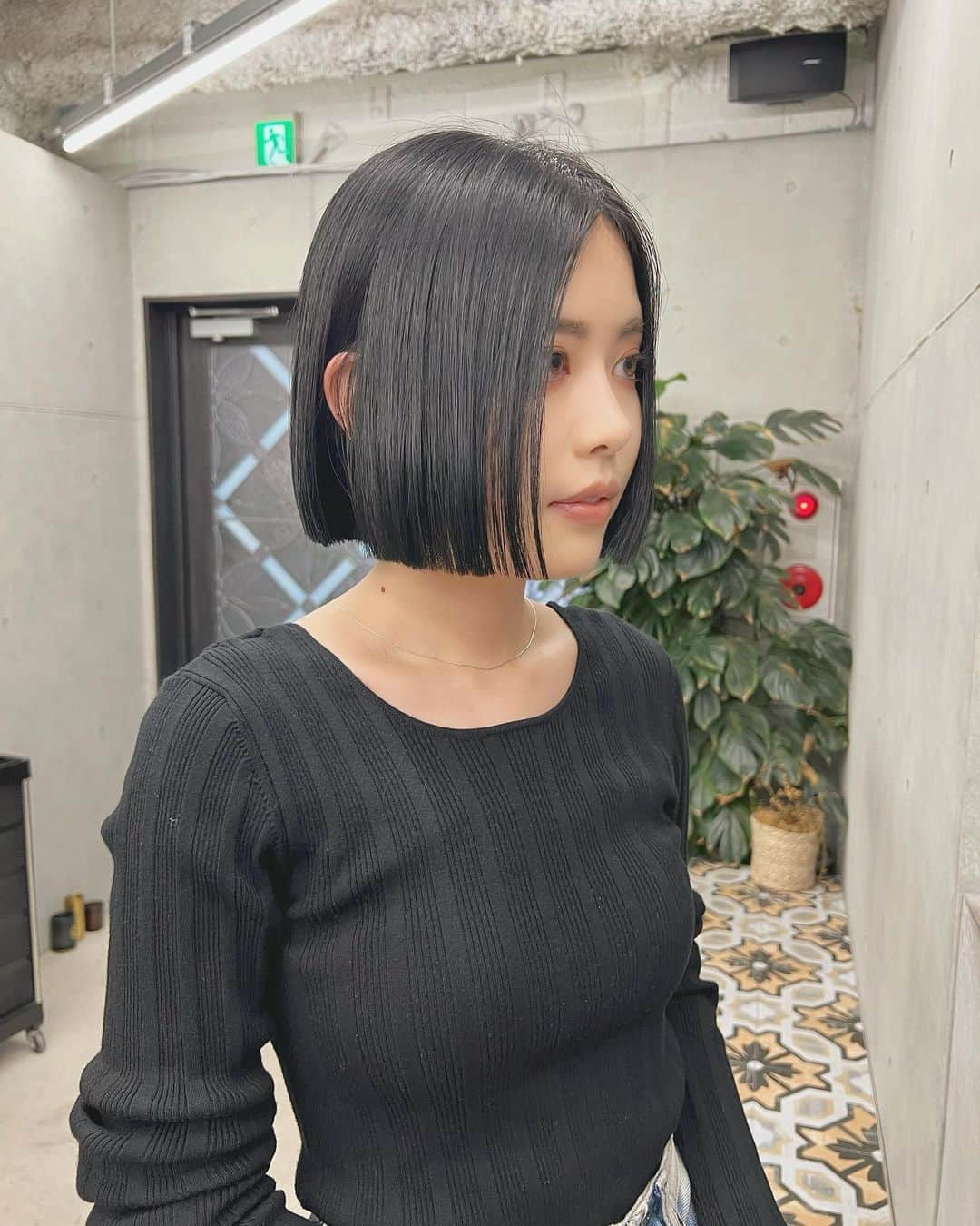 兼井遼のインスタグラム：「オリーブグレー＊ きれいなラインのボブ✌︎  柔らかくほつれるヘア😌  ツヤのある 暗くても透明のある カラーならお任せください☺️  10月のご予約も まだまだお取りできます🙇🏻  ご質問などは コメントにてお問い合わせください！😌  #ケアカラー  #ヘアアレンジ  #ケアダブルカラー  #巻き方  #髪質改善カラー  #イルミナカラー  #ミルクティーベージュ #グレージュ  #ケアブリーチ  #ハイライトカラー  #ハイトーンカラー  #ブリーチ  #ダブルカラー   #インナーカラー  #オリーブアッシュ  #グラデーションカラー  #グレージュカラー  #ツヤトーン  #パーマ  #艶髪  #外国人風  #髪質改善トリートメント  #くびれヘア  #シースルーバング  #髪質改善  #ラベンダーグレージュ  #オリーブグレージュ  #トリートメント  #ヘアアクセサリー　#インナーハイライト」