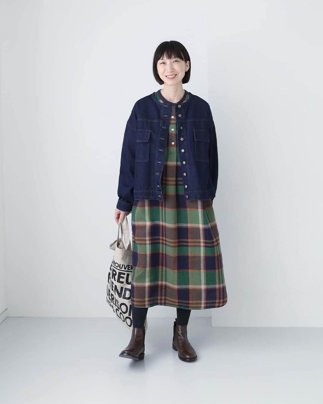 ナチュランのインスタグラム：「【 暮らしの服 】いますぐ着られるワンピース  ・  日中はまだ日差しが強く、コートを着るには少し早い微妙な季節。 今の時季は着るものに困ってしまいますよね。  今週の「暮らしの服」では、秋は一枚でさらりと、 冬になったらコートを羽織ってもかさ張らない すっきり着られるワンピースをピックアップ。  着こなし次第でロングシーズン活躍するアイテムを選んで、 賢いおしゃれを目指しましょう♪  モデル身長：158cm  -----------------------------  🦔COORDINATE 01  ■BLUCIELO ネルチェックリブ付ヘンリーネックワンピース(A・ネイビー) ¥7,590 (税込) [ 注文番号：ZOI-4A84-3434-A ]  ・  🦔COORDINATE 02  ■m.n サイドリボン　2WAYワンピース(A・オリーブ) ¥3,850 (税込) [ 注文番号：AUB-4A84-3035-A ]   ・  🦔COORDINATE 03  ■refined works コットン起毛キルティング切替ワンピース(チャコール) ¥8,690 (税込) [ 注文番号：EFL-4A84-3109-A ]  ・  🦔COORDINATE 04  ■Lupilien ケーブル編みデニムドッキングフードワンピース(ベージュ) ¥7,590 (税込) [ 注文番号：ENV-4A84-3173-A ]  -----------------------------  ▶️商品詳細やお買い物は写真のタグをタップ またはプロフィール（@natulan_official）から 「ナチュラン」のサイトにアクセスして 注文番号や商品名を検索してみてくださいね。  #lifewear #fashion #natulan #今日のコーデ #コーディネート #ファッション #ナチュラル #ナチュラン #日々の暮らし #暮らしを楽しむ #シンプルライフ #デイリーコーデ #プチプラコーデ #大人のプチプラ #大人カジュアルコーデ #大人服 #おしゃれな人と繋がりたい #ワンピース #ワンピースコーデ #キルティング #2WAY #レイヤードコーデ #チェックワンピース #プチプラファッション #秋コーデ #natulan_official.」