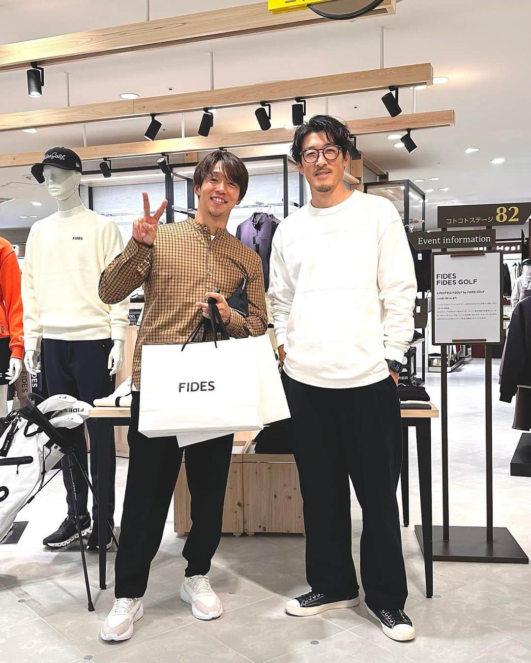 小林久晃のインスタグラム：「阪急うめだPOP UP 最終日。 今回もたくさんの方にご来店いただきました。心より感謝いたします。 そんな最終日に @kiyotake_hiroshi_official が駆け付けてくれました。 今年は長いリハビリで精神的にも大変だったと思いますが、いつも元気な彼を見てこっちもパワーもらえました。いつもありがとう。早く足も良くなりますように。 #清武弘嗣 #セレッソ大阪 #リハビリがんばれ #thanks #fides #fidesgolf #hankyuumeda」