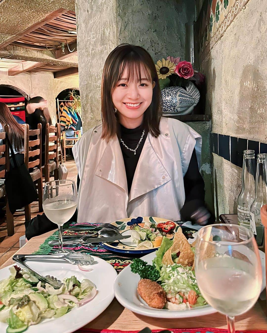 新井和佳奈さんのインスタグラム写真 - (新井和佳奈Instagram)「本場のメキシコ料理や🇲🇽の海外にいるような雰囲気の味わえて、#リメンバーミーの生演奏をしてくれたりするお店🍽  ず〜ーーーっと行きたくてやっと行けたよ〜〜！！！！  どこを切り取っても可愛くて、映画がDisneyいちかもしれないってくらい大好きだからほんっとに嬉しかったなぁ。。  お料理はね、、うん笑 すんごい日本人っぽくない味付けです😎 びっくりしたやつとかありました笑  ギター持ってるおじさんにリクエストすると、何でも弾いて歌ってくれるの〜すごいよね🤗  皆さんも是非行ってみて！！！！  #fondamargarita  #リメンバーミ #rememberme  #メキシコ #メキシコ料理 #フォンダデラマドゥルガーダ #東京 #東京ディナー #渋谷 #渋谷ディナー」10月17日 16時43分 - wa_416