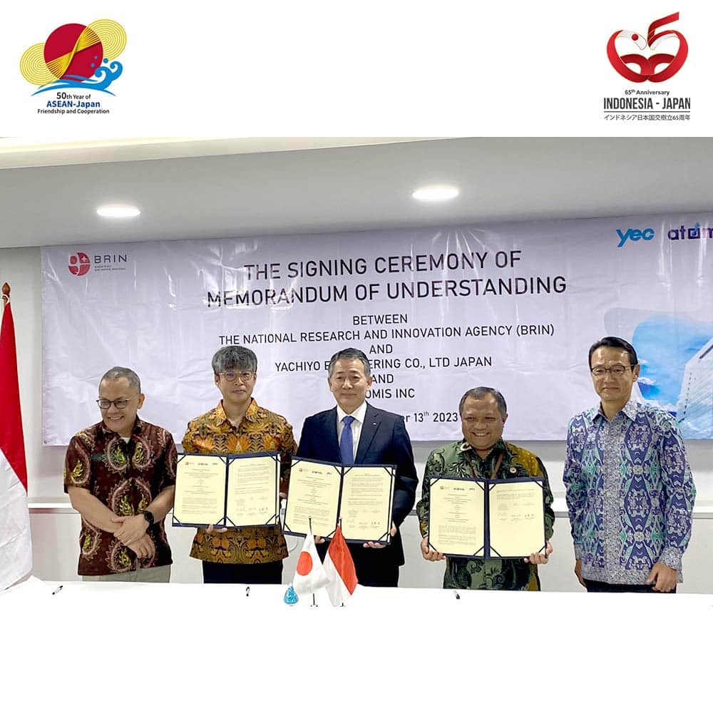 石井正文のインスタグラム：「Pada tanggal 13 Oktober, Saya menghadiri acara penandatanganan Memorandum of Understanding (MoU) antara Atomis, Yachiyo Engineering dan Badan Riset dan Inovasi Nasional (BRIN) untuk proyek pengembangan CubiTan serta R&D dan pemanfaatan Metal Organic Framework.✨  Saya berharap kerja sama antara Jepang dan Indonesia di bidang pengetahuan dan teknologi akan terus berlanjut di masa yang akan datang!🤝🤗  10月13日、Atomis、八千代エンジニヤリング及びBRINによる、CubiTanの実証事業及びMOFの研究開発・利用促進のためのMoU締結式典に出席しました。✨ 日尼科学技術の協力が、今後ももっと進むことを願っています！🤝🤗  #65indonesiajepang #65japanindonesia #50aseanjapan #jepang #dubesjepang #dubeskanasugi #collaborate」
