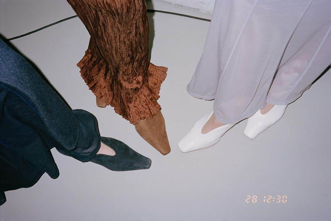 黒河内真衣子のインスタグラム：「Curved Line Low Heel Pumps 足にとろけるように巻き付く曲線、卵形のヒール🥚  #mamekurogouchi」