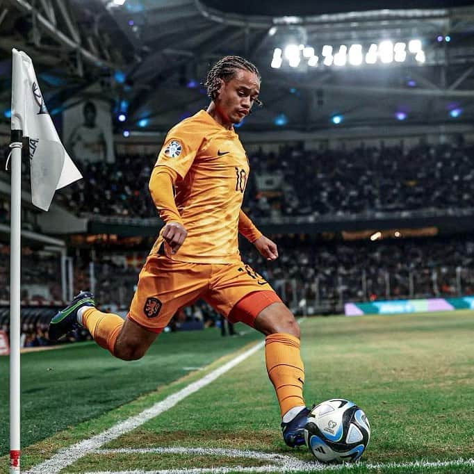 シャビ・シモンズのインスタグラム：「Always with the aim of improving, but three big points for us 💪🏽🇳🇱」