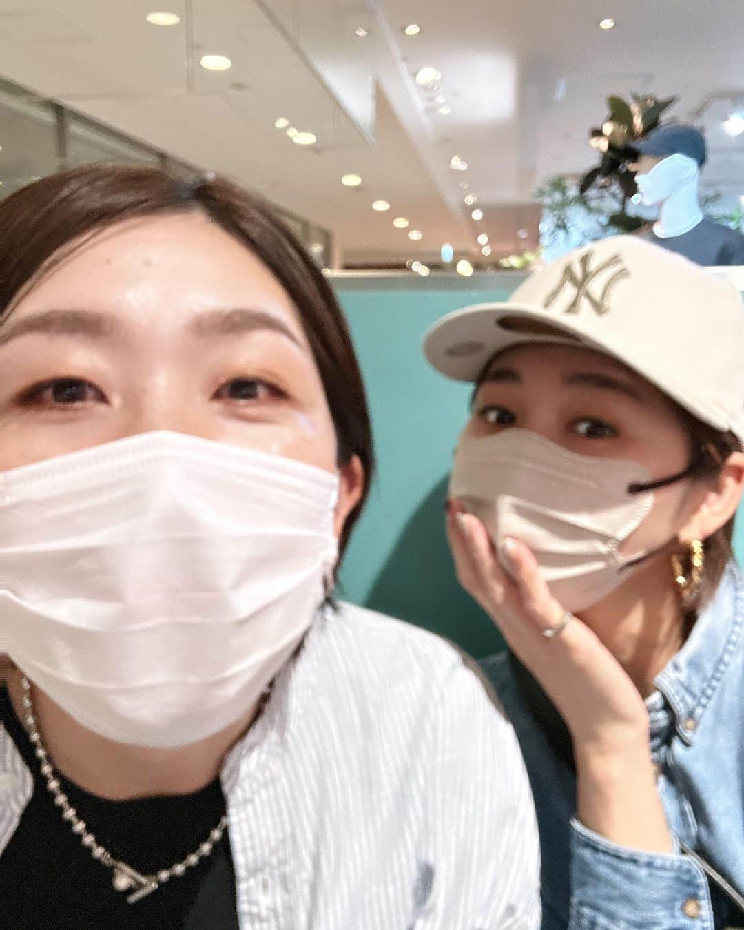 のインスタグラム：「ちょいブレがちょどよい🤭w  @erika_araki_official   #えりかday  2人ともひなこ🦩 @hinahina.official.ec」