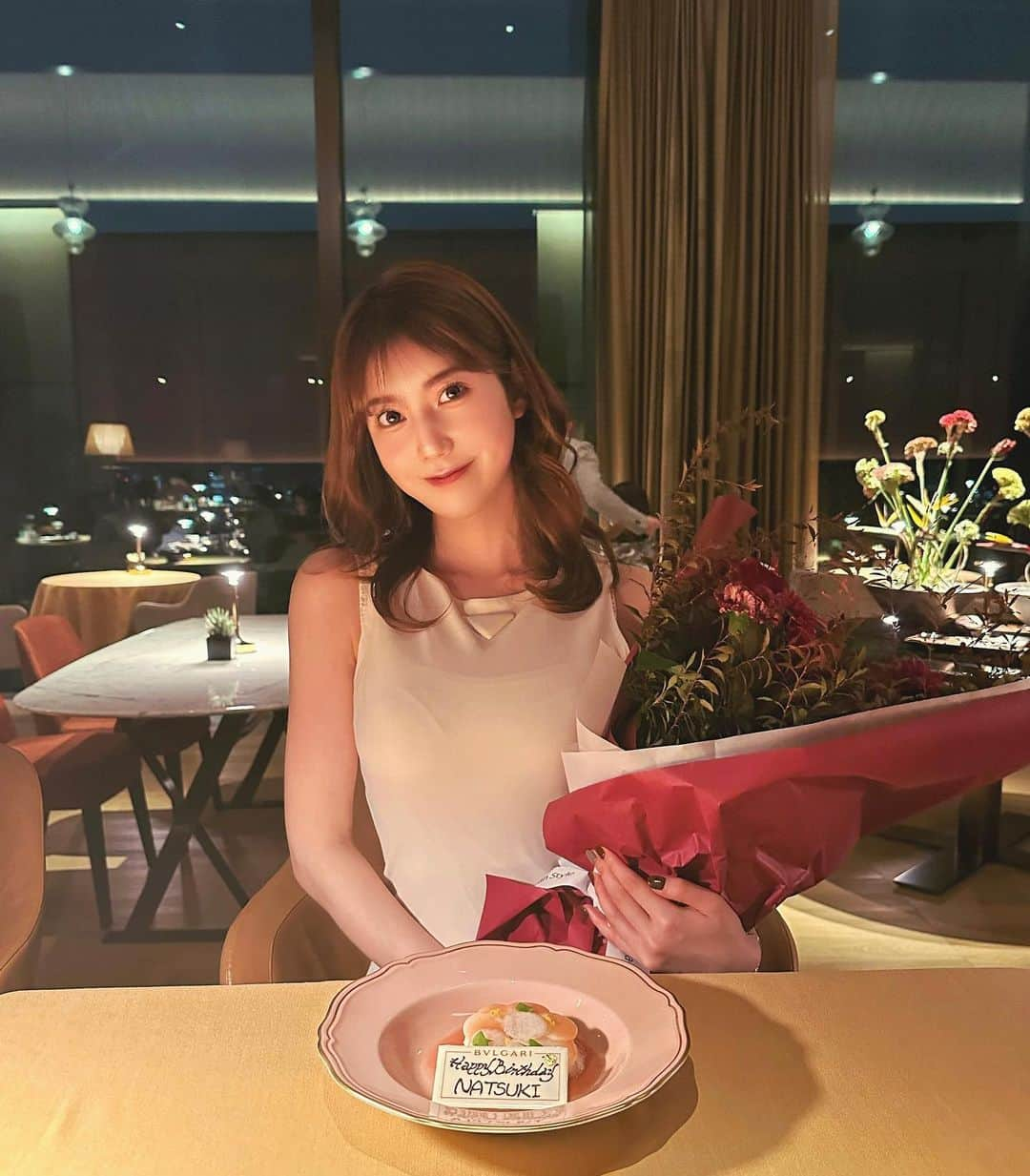 あべなつきのインスタグラム：「バースデーディナー🎂🌹  高校からのお友達にお誕生日をお祝いしてもらった〜🥂 行ってみたかったNiko Romito, Bulgari Hotel Tokyoでディナー🍽  友達とは出会って7年目だって！笑 昔話で盛り上がった〜  @prada でゆるくドレスアップしたよ👗 白のドレスが可愛いよね🤍  #bulgarihotels #誕生日 #バースデー #バースデーディナー」