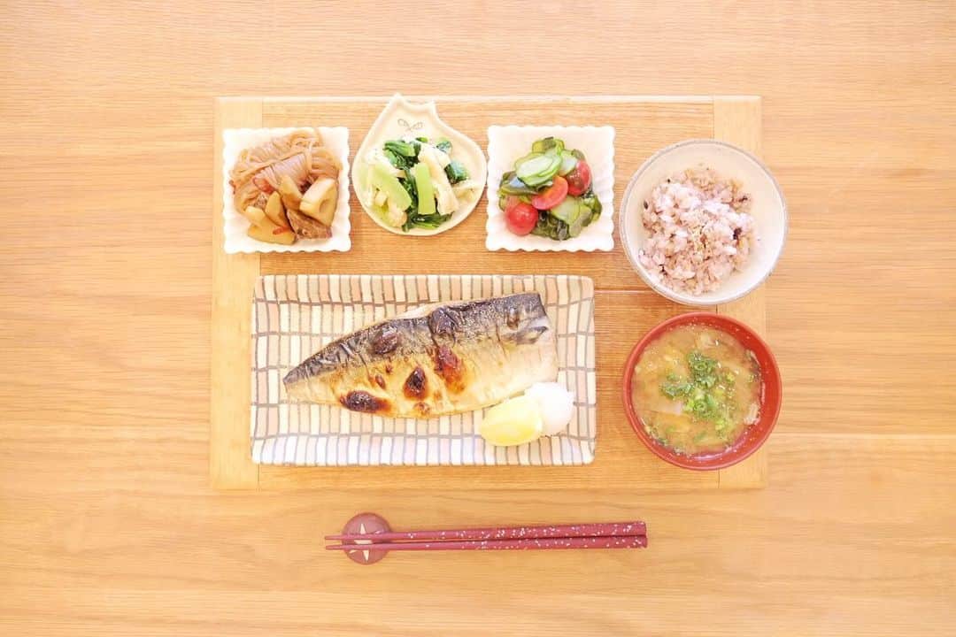 のインスタグラム：「*** 今日のごはんでした。  最近お仕事が始まっていて 何故か地方ロケのお仕事が多くて なかなかバタバタしておりました！  焼きサバ 根菜と結び白滝のピリ辛煮 小松菜とお揚げのおひたし きゅうりとわかめとトマトの酢の物 白菜と大根のおみそ汁 雑穀米ごはん  心身共に丈夫に育ててくれた 親に感謝しないとですね。 私も食育を受け継いで大切にするよ。」
