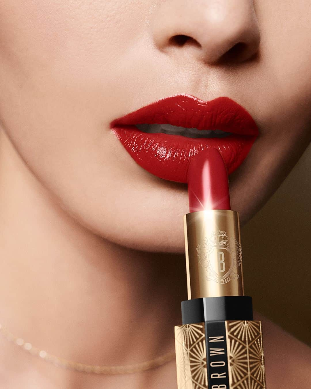 ボビイ・ブラウンのインスタグラム：「【HOLIDAY】LUXE LIPSTICK - クリーミーな質感とリッチな発色のラグジュアリーリップから人気の2色が限定パッケージで登場💄 トーステッド ヌードカラーのアフタヌーンティー、イエローレッドのパリジャンレッド。  《 #ゴールデングラマーコレクション 》 #リュクスリップスティック 限定パッケージ2色 ✔10月20日(金)全国発売  #BobbiBrown #ボビイブラウン #Holiday #ホリデイ #GoldenGlamourCollection #限定コスメ #冬メイク #冬コスメ #ギフト #クリスマスギフト #クリスマスコスメ #クリスマスコフレ #リップ #リップカラー #落ちないリップ #ラグジュアリーリップ #最高峰リップ」