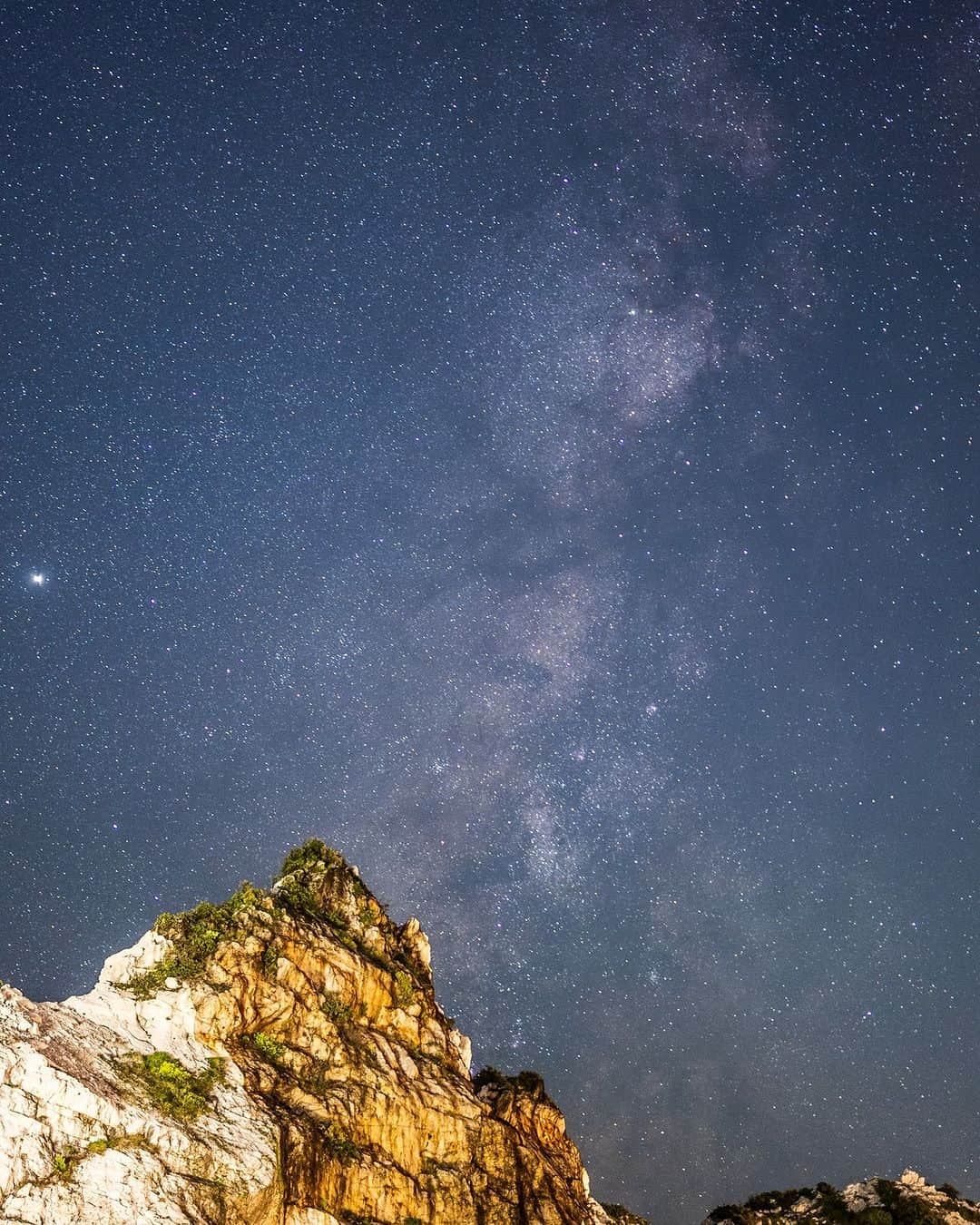 関西電力株式会社のインスタグラム：「＼秋の天の川～静寂に包まれて～🌌／  今回は、和歌山県「白崎海洋公園」で天の川をパシャリ📸  白崎海洋公園は、岬全体が白く美しい石灰岩でできており、太平洋にのびる群青の海と、太陽に照らされて白く輝く海岸線から”日本のエーゲ海”とも称されています🏖 そんな素敵なスポットですが、昼間はもちろん、実は夜にも神秘的な光景を楽しむことができます✨  太平洋に面し、白い海岸で囲まれたこの公園は、周囲には岩肌以外の遮蔽物や、街灯などの光も少ないため、満天の星空を楽しむことができます🌌  波音が響く静かな空間で星空を楽しみたい方は、ぜひ訪れてみてください✨  みなさんオススメの関西のスポットがあれば、コメントで教えてください！  #関西電力 #灯りフォト部  #白崎海洋公園 #星空 #和歌山 #白崎海岸 #日本の絶景 #日本の景色 #関西旅行 #関西観光 #関西の旅  #写真好きな人と繋がりたい #カメラ好きな人と繋がりたい」