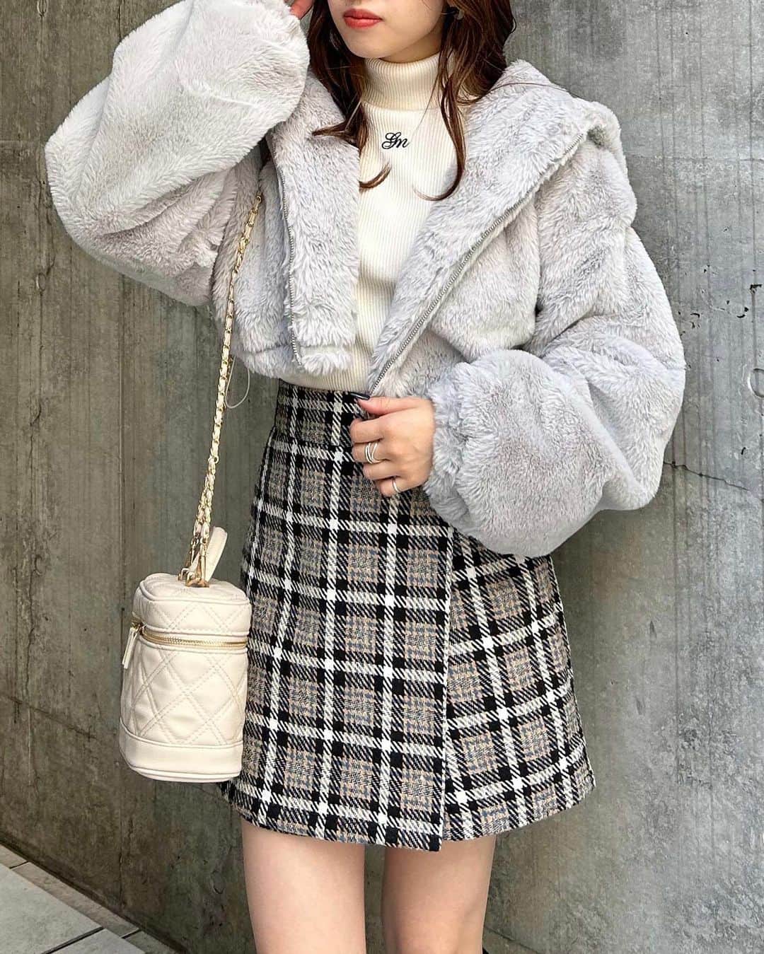 のインスタグラム：「【 大人気のエコファーパーカーに新色が登場♡】 ⁡  ⁡ ⁡ ■クロップド丈エコファーパーカー #1234-400030 ¥5,390 (tax in) ※現在ingnistoreでは¥4,851 (tax in) 3カラー　 ⁡ ⁡ ⁡ 大人気のエコファーパーカーに新色"グレー"が登場💐 ⁡ クロップド丈のデザインなので トレンドライクに着ていただけます◎ ⁡ もこもこのエコファーがとにかく可愛いアイテム♡ ⁡ 秋冬の季節に必ず持っておきたいアイテムです。 ⁡ ⁡  ┈┈┈┈┈┈┈┈┈┈┈┈┈┈┈┈┈ ┈┈┈┈┈┈ ⁡ ⁡ 〈INGNIコーデを大募集♡〉 @ingnistoreと#ingniコーデ のタグをつけて投稿していただいた方の中から、随時公式アカウントにてご紹介させていただきます‼︎ ⁡ ⁡ #INGN I#ingni #fashion #2023 #aw #오오티디 #패션#穿配不重样#秋コーデ #冬コーデ #デートコーデ #ファッション #大人可愛い #フェミニンコーデ #韓国コーデ #量産コーデ #ガーリーコーデ #フェミニン #カジュアル #カジュアルコーデ  ⁡ ⁡」