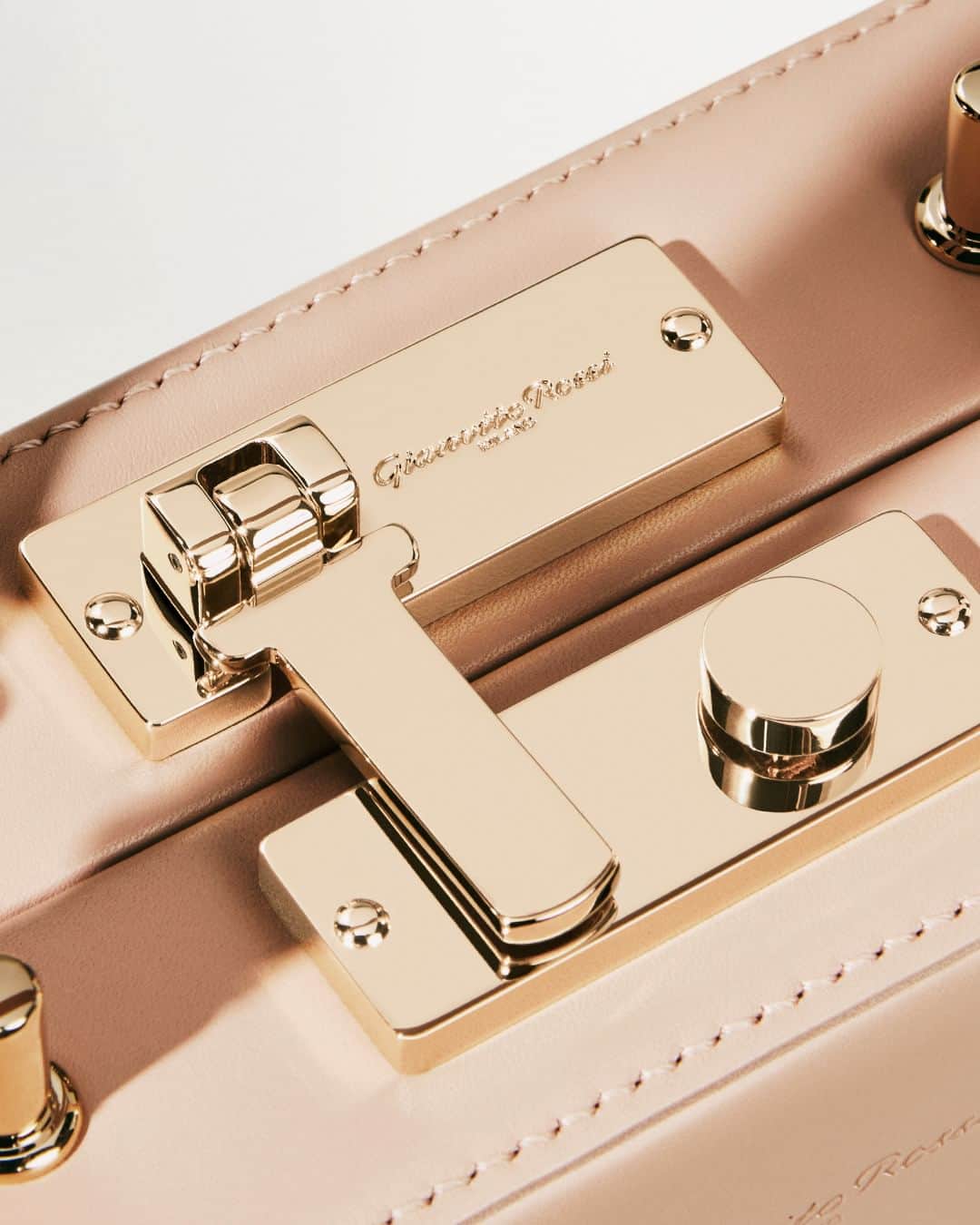 ジャンヴィートロッシのインスタグラム：「Recalling an object that is close to the history of the brand, Gianvito Rossi's upcoming creation is dedicated to women.   #SayCiaoToValì  #GianvitoRossi」
