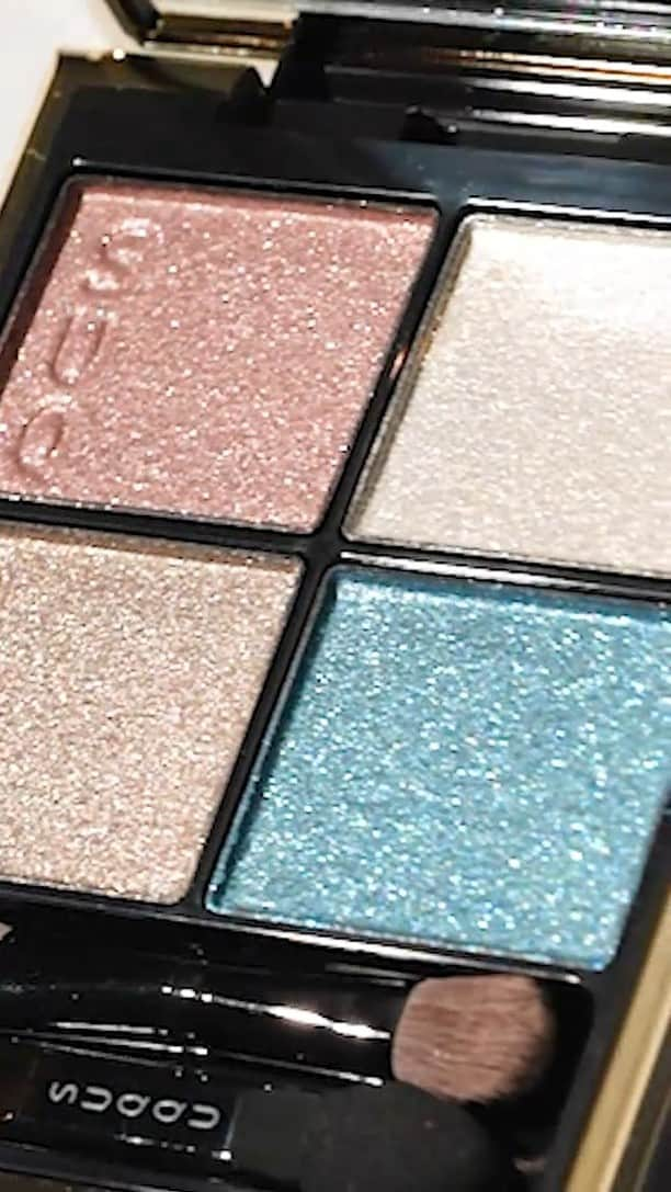 SUQQU公式Instgramアカウントのインスタグラム：「The palettes inspired by shimmering silver flowers fluttering with serenity gives a fragility and fantastic feel for eyes.  SIGNATURE COLOR EYES 131 RIKKA* 132 HOSHISAYURU**  *limited color in MAKEUP KIT RIKKA ** limited color in MAKEUP KIT HOSHISAYURU  煌めく銀花やダイヤモンドダストをイメージしたパレットが、儚くも幻想的なまなざしに。 シグニチャー カラー アイズ 131 六花 -RIKKA* 132 星冴 -HOSHISAYURU**  *メイクアップ キット 六花 内限定色 **メイクアップ キット 星冴 内限定色  #SUQQU #スック #jbeauty #cosmetics #SUQQU20th #SUQQUcolormakeup #holiday #holidaycollection #銀世界 #newcollection #newproducts #limited #六花 #星冴」