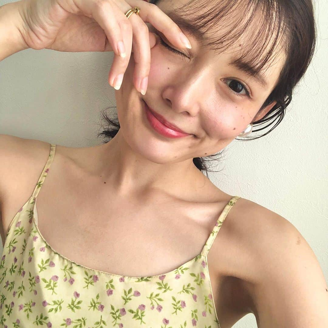 石川琴允のインスタグラム：「▶お疲れ様です。 : 夏最後の美肌レポートです。 : : マッサージピーリング ＆ ピコトーニング : 初めてうけてきました. @beautis_clinic  : :　 薄い小さなシミたちを消したくて 相談したら、ピコフェイシャルより ピコトーニングの方をお勧めしてもらったの。 薄いシミに強い刺激を与えると濃くなるんだって🤔... : :　 頬の濃いシミは昔レーザー一回で消えたけど 今回はそうはいかないみたい。 : 5〜6回くらいを目安に。 合わせてマッサージピーリングも。 トーニングは全然痛くなかったけど、 マッサージピーリングは少しヒリヒリ。 : 頬が赤くなるから収まるまでがダウンタイム。 保湿と日焼け止め対策をして なるべくお家で過ごしてます🪞 : 薄いシミたちは、日焼けもあるけど、 エイジングのホルモンバランスの関係で でてくるのもあるから日焼け対策しても 難しいんですね....と悟った日でした。 : : 皆さんはシミケアどうしてますか？💎 : : #美容クリニック #ピコトーニング #マッサージピーリング #北新地 #北新地美容クリニック #beautisclinic #美肌治療 #シミ治療」