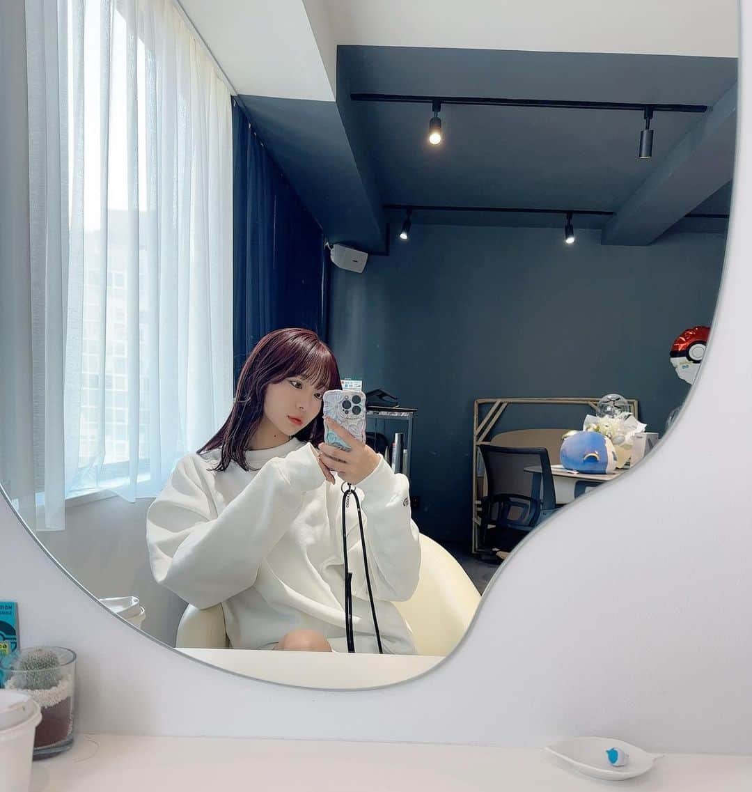 村上ゆりさんのインスタグラム写真 - (村上ゆりInstagram)「💇‍♀️ ・ ・ ・ 秋カラーにしました☺️ ピンクと紫のバランスがかわいい〜 みんなは秋どんな髪色にするの？ ・  #smile #笑顔 #幸せ #happy #☀ #❤️ #selfie  #東京 #japanesegirl #japanese  #coordinate #イエベ春 #骨格ナチュラル #new #thankyou  #ファッション  #コーディネイト #fashion  #2023  #彼女感 #秋コーデ #秋ヘアカラー」10月17日 17時02分 - lily_tutu