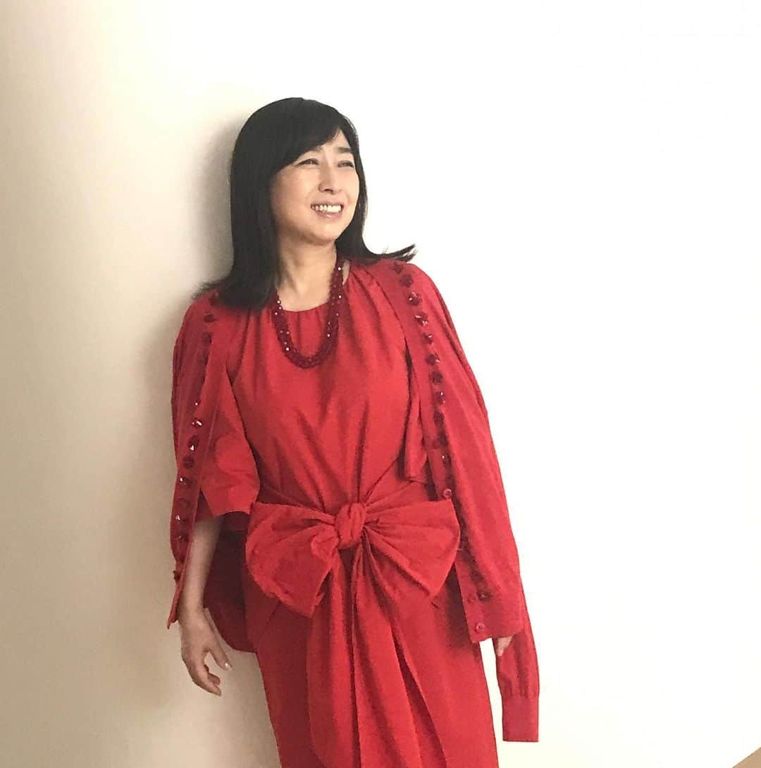 岡村孝子のインスタグラム：「先日は、クリスマスピクニックコンサートのパンフレット撮影でした。 個人リハーサルも始まり、いよいよ、コンサートモード全開です！  今年もまたクリスマスピクニック🎄で皆さんとお会いするのを楽しみにしています♪  by スタッフ  #岡村孝子 #クリスマス」
