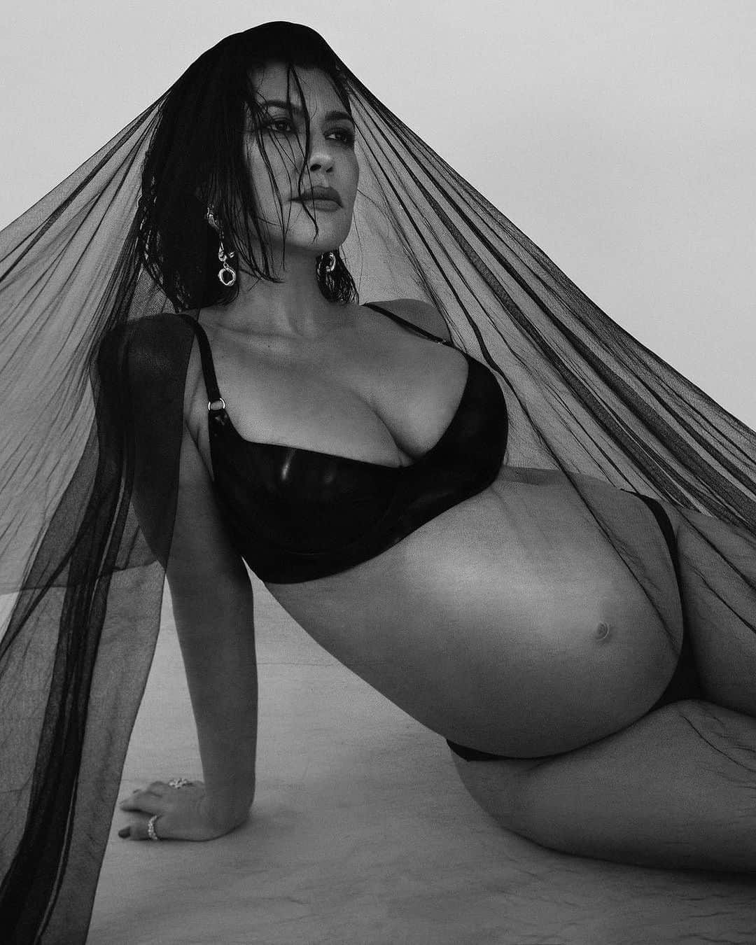 Public Desireさんのインスタグラム写真 - (Public DesireInstagram)「We’re living for these pregnancy pics @kourtneykardash 🥹 What are your predictions for Baby Barker?🍼👶🏻」10月17日 17時06分 - publicdesire