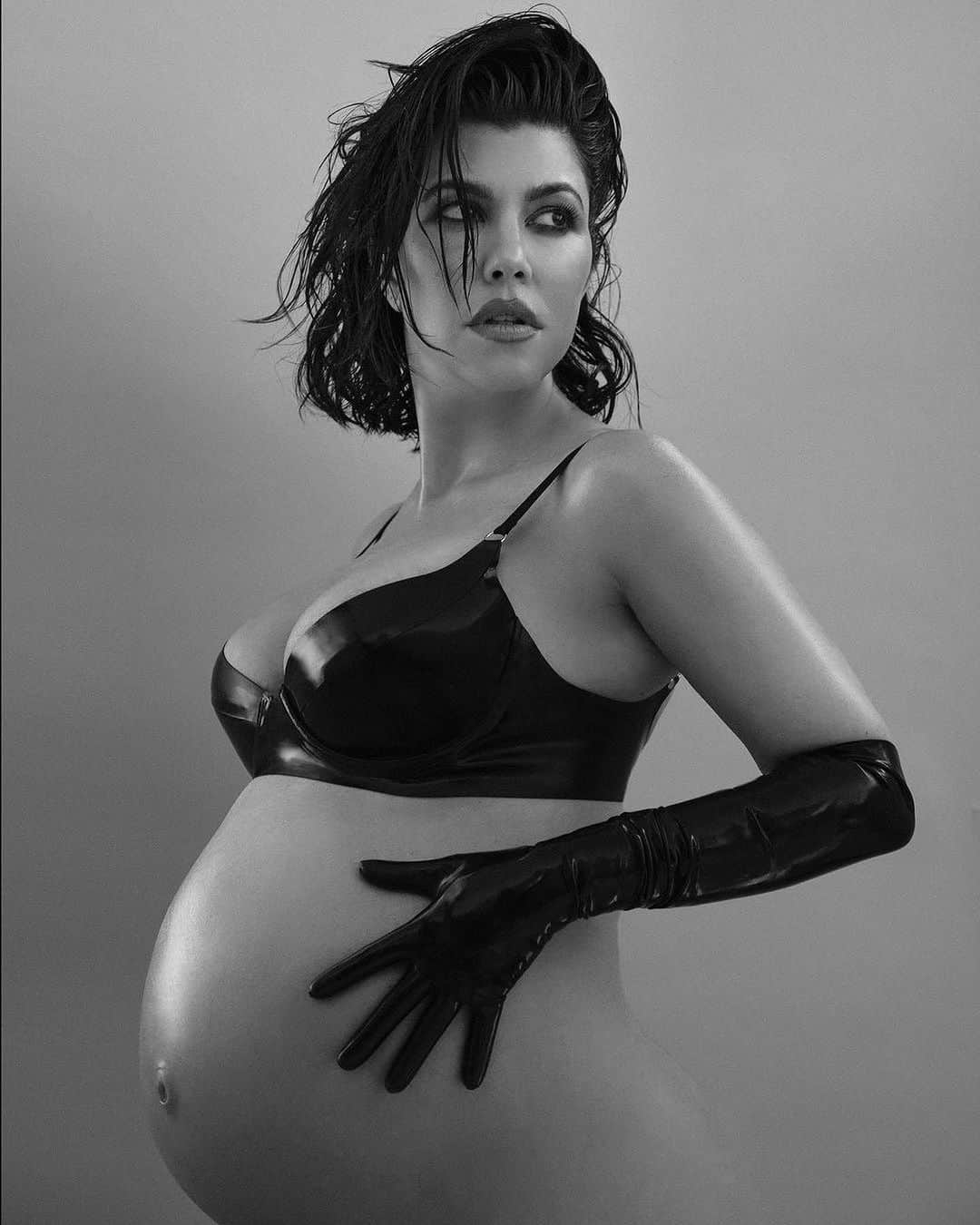 Public Desireさんのインスタグラム写真 - (Public DesireInstagram)「We’re living for these pregnancy pics @kourtneykardash 🥹 What are your predictions for Baby Barker?🍼👶🏻」10月17日 17時06分 - publicdesire