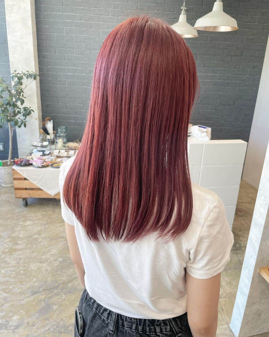 Akinori Shimizuのインスタグラム：「2do-color.  color by @aaay.28  クランベリーカラー🟥 (ブリーチ1回＋イルミナカラー) ¥14,300〜  2do(ニド)  〒433-8123  静岡県浜松市中区幸4丁目18-19 1F TEL 053-522-8056 定休日 毎週月曜日、第3日曜日 営業時間  平日 10:00〜19:00 　　　　(カット最終受付18:00)  土日祝 9:00〜18:00 　　　　(カット最終受付17:00) 駐車場 6台あり  #浜松カラー #浜松ヘアサロン #浜松美容室 #浜松ヘアアレンジ #2do」