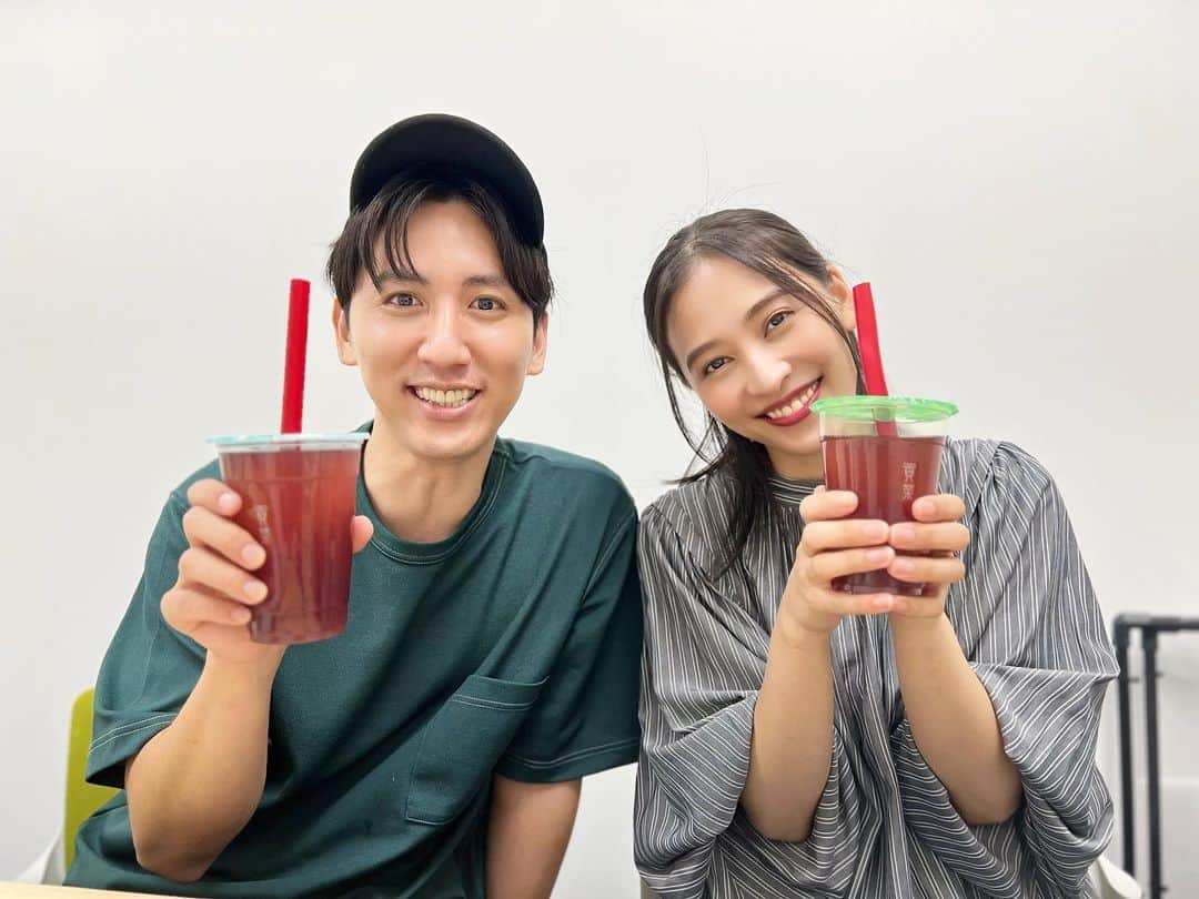 前田友香のインスタグラム：「現場終わって ソッコー おつかれさま〜の一杯🍹  差し入れありがとうございます♪  たくさんの人に応援してもろて 見に来てもろて  いつもスタッフさんに オンオフいっぱい写真撮ってもろて ありがたいね‼︎ 頑張ろうね✨ @ma.co.jp   #乾杯　 #ワンピースの袖可愛いやろ」