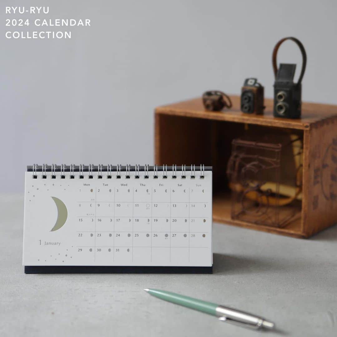 RYU-RYUさんのインスタグラム写真 - (RYU-RYUInstagram)「☆2024カレンダー☆ . こんばんは！ . リュリュの2024カレンダー、 最後にご紹介しますのは 初登場の新作カレンダーです！ . 【月の満ち欠けカレンダー】 . 月のリズムをくらしに取り入れて 「こころとからだを整える」 カレンダーです。 . カレンダー部分には 月の満ち欠けの様子がひと目でわかるマーク入り。 平日は銀色、日曜と祝日は金色に わかりやすくマークされています。 . カレンダー左側には 月の形に切り抜かれた部分を めくるたびに月が満ちていく仕掛けが🌙 . 台紙部分にセットされたミラーは キラリと光る月のアクセントにも、 めくることで大きいミラーとして 身だしなみにも使えます🪞 . 新しいことを始めたい、 美容と健康に気をつけている、 忙しい日々の中で 暮らしを見つめ直したい… そんな方にもぴったりなカレンダーです✨ . ▫️月の満ち欠けカレンダー 卓上タイプ サイズ:タテ9.5cm x ヨコ17cm 本体価格1,200円＋税 . ※PCモニター下にも収まるカレンダーです。 モニターの種類によっては、 スペースに収まりきらない場合もございますので、 お使いのモニターとカレンダーの サイズをご確認ください。 . こちらの商品は、 リュリュのオンラインショップ 『リュリュマーケット』でも ご購入いただけます✨ 商品タグまたは プロフィール欄のアドレスから アクセスしてくださいね😉 . #リュリュ #ryuryu #雑貨 #ステーショナリー #文房具 #カレンダー #イラスト #ていねいな暮らし #インテリア #シンプルライフ #大人かわいい #暮らしを楽しむ #マイホーム #月  #月の満ち欠け #美容#健康 #こころとからだを整える #満月 #三日月 #新月 #おうち時間 #デスクトップ #卓上カレンダー #リュリュ2024カレンダー」10月17日 17時09分 - ryuryu_zakka