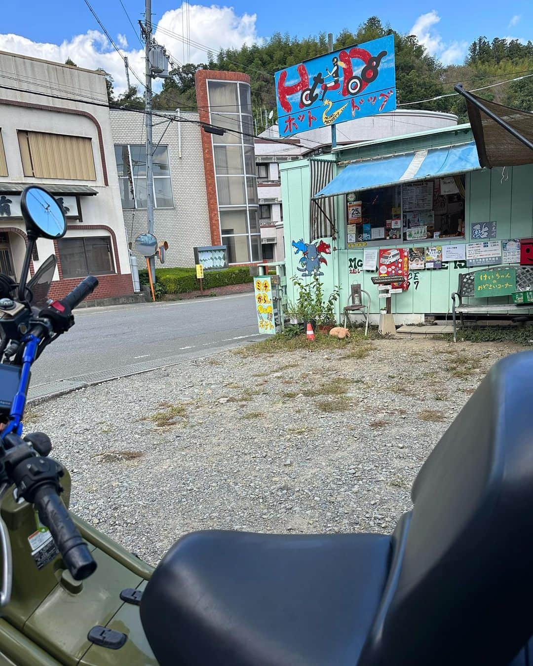 HIROのインスタグラム：「久しぶりのミッチ〜ズ😋  ホットドッグ😋😋😋  店名 エムシーカフェミッチーズ  住所 和歌山県海草郡紀美野町神野市場230   電話番号 073-495-3697  営業時間 10:00～18:00 日曜営業  定休日 木曜日」