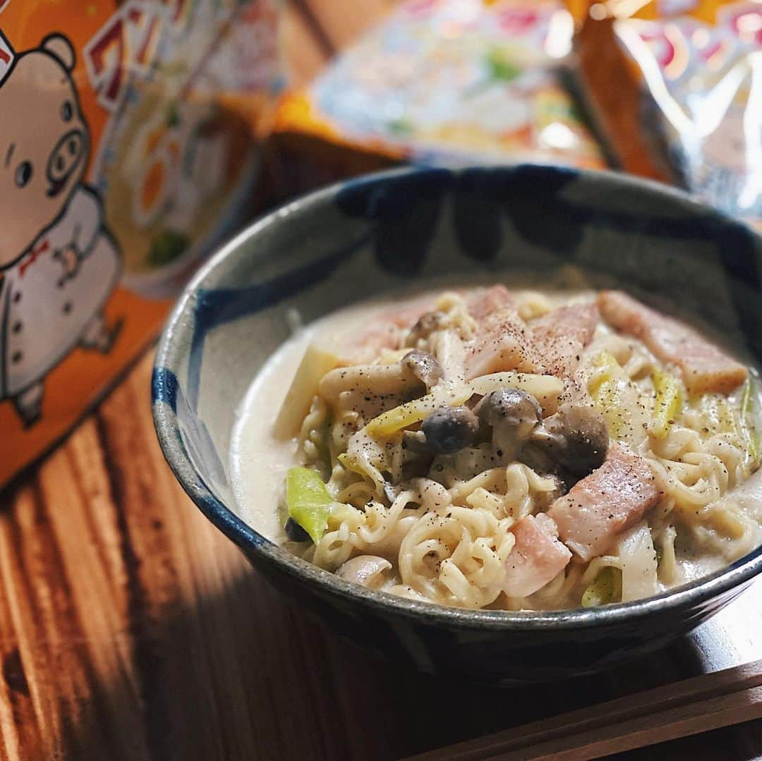 エースコックのこぶたのインスタグラム：「. カルボ風ワンタンメンで、おうちごはん🍜  ①水250ml＋豆乳250mlでめんを茹で、ニンニクチューブ、粉チーズをお好みで投入し、粉末スープを入れる。 ②①をお皿に盛り付け、好きな具材を炒めてトッピング。仕上げにブラックペッパーかけて完成！  ベーコン、ニンニク、チーズでグッとカルボナーラぽくなります🤤   Special Thanks!📷@__________.hm  #ワンタンメン #エースコック #アレンジレシピ #アレンジ #麺好きと繋がりたい #酸辣湯 #ランチ #お昼ごはん」