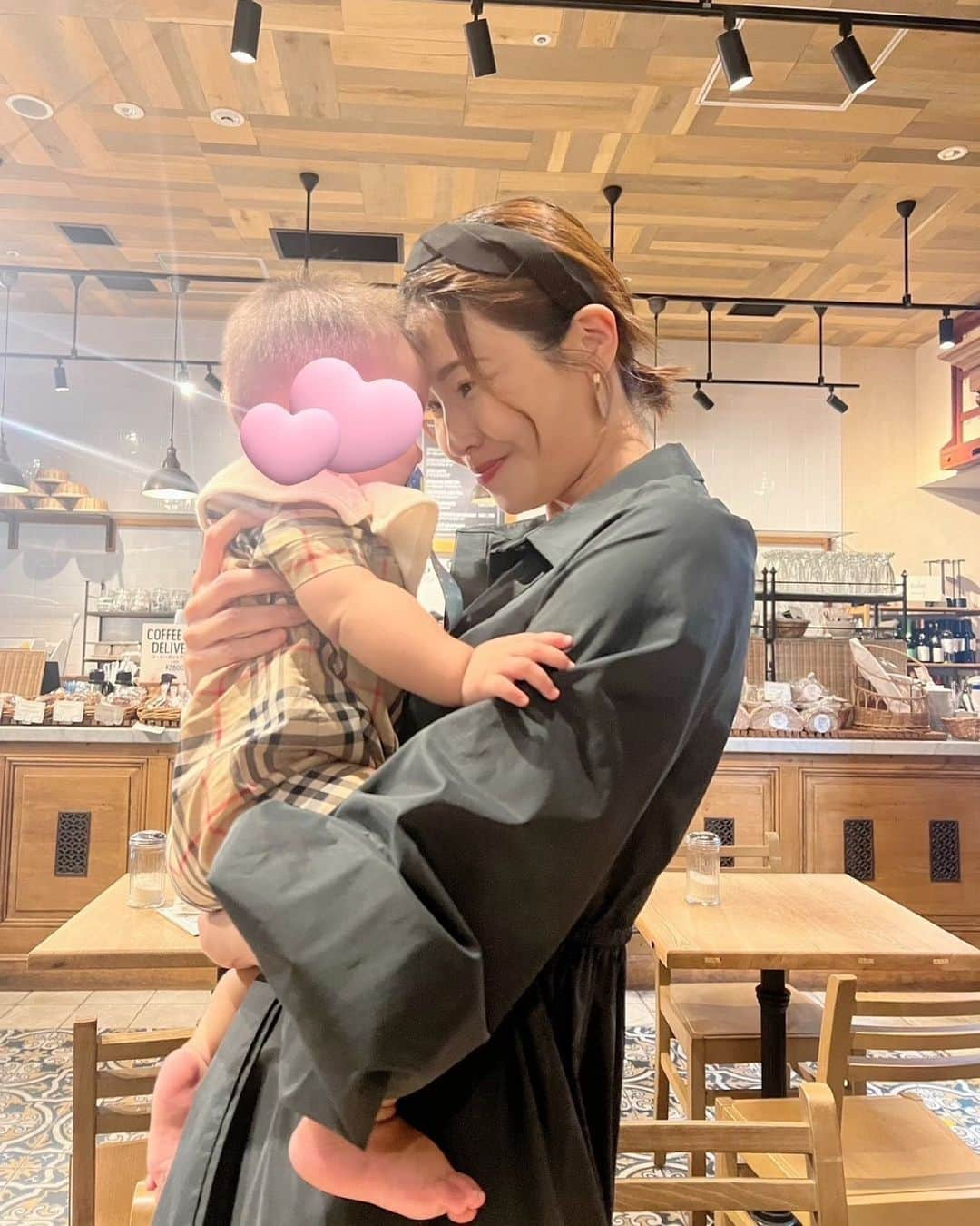 十碧れいやさんのインスタグラム写真 - (十碧れいやInstagram)「.  ひゃーーー♡可愛い子みっけ👶♡  ついに！！ついに念願の！！ @shiiran1012  さんのベビちゃんに会えました👼 会いたかったぁぁぁぁーー！！ いやぁ、可愛すぎて、、、、天使✨✨✨ もうたまらない。。。。  @chaneljiro  と一緒にベビちゃんにデレデレ🩷  @shiiran1012  さんは お母さんになって更に美しさに磨きがかかって惚れ惚れ☺️ なのにトークはキレッキレ！！笑笑 最高ですって🤣❤️❤️❤️  ほぅ とんでもない癒し時間となりました✨  #壱城あずさ  さん #千尋  ちゃん #赤ちゃん #ベビちゃん #可愛い #たまらない可愛さ #たまらない #らぶ」10月17日 17時14分 - reiya_toa