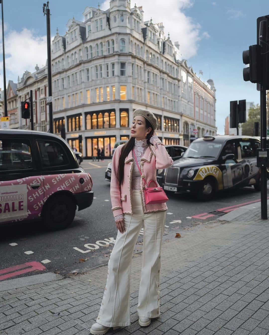 ジェイミー・チュアのインスタグラム：「Dear London, I asked for a pink bag but you gave me pink eyes instead. Down with viral conjunctivitis rn.」