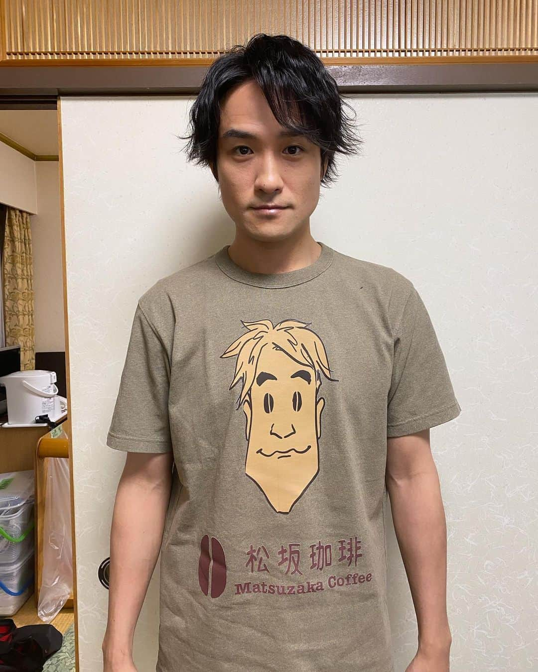 笠原秀幸さんのインスタグラム写真 - (笠原秀幸Instagram)「松坂珈琲のTシャツカワイイ☕️  ストリートミュージシャンの役なので、まさかの劇中で、歌ったたりとか(え！)  芝居もしたし、歌ったし、司会もした🎙️  映画『キリエのうた』  ぜひ観に行ってほしいです☺️  そして、感想も待っています☺︎  #キリエのうた」10月17日 17時21分 - kasahara_rarara