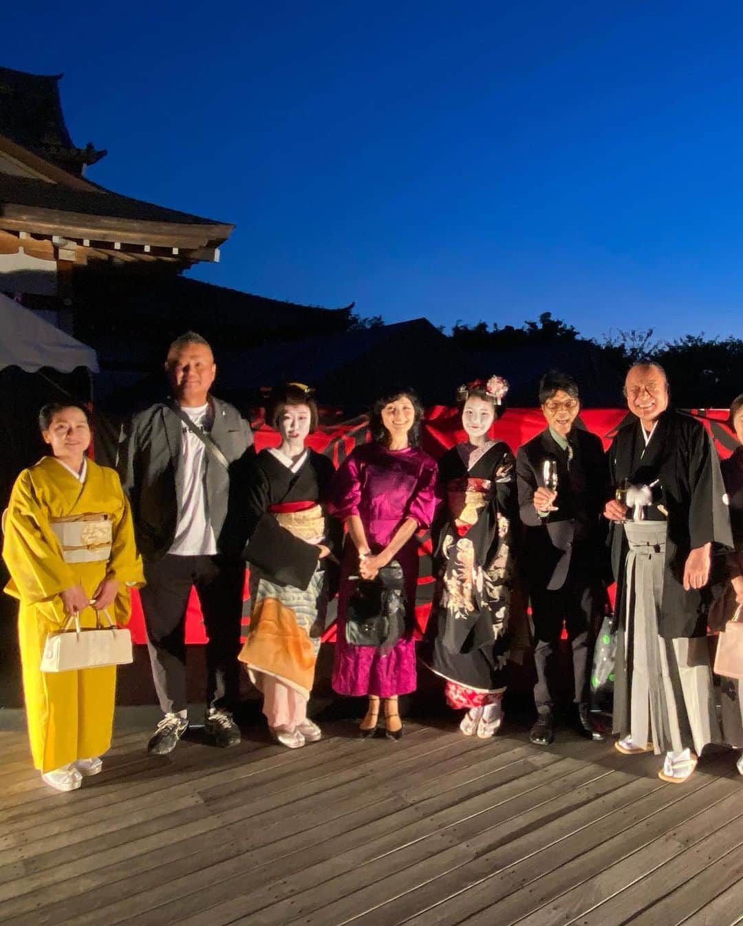 南果歩さんのインスタグラム写真 - (南果歩Instagram)「神無月京都の思い出😊 #きょうといちえ にお呼ばれしました。 #takamibridal の高見重光さんが毎年開いている会で、今年はタカミブライダル100周年の記念の会でした‼️ スタートは #将軍塚青龍殿 から‼️京都を一望できる素晴らしい場所でカクテルパーティ‼️ その後、屋内で打掛のショー、そしてお能、タップダンスと高見さんのゲストを楽しませる精神が隅々にまで行き届いていました‼️‼️‼️ その後車で山を降りて、数百名のゲストは4か所に分かれてディナータイム。 カクテルパーティーでも、ディナーでも、二次会でも、色んな方と話せる雰囲気作りは流石です😊😊😊 おかげさまでまた新しい友達が増えそうです🍀🍀🍀 二次会のメインイベントは高見会長のライブ‼️‼️‼️ ホンマ最高😊😊😊 みんなが笑顔🌈それって中々できることじゃない‼️ 高見会長、新社長、そしてスタッフの皆さんの努力の賜物です😊😊😊 お招きありがとうございました‼️  人生は一期一会ですね😊 理恵ちゃんありがとう❤️ @botan197303   きょうといちえは2days行われたそうです‼️ 凄い‼️‼️ 素晴らしいイベント‼️‼️‼️ #京都 #イベント #南果歩 #kahominami  #미나미카호 #japaneseactor ￼」10月17日 17時23分 - kaho_minami
