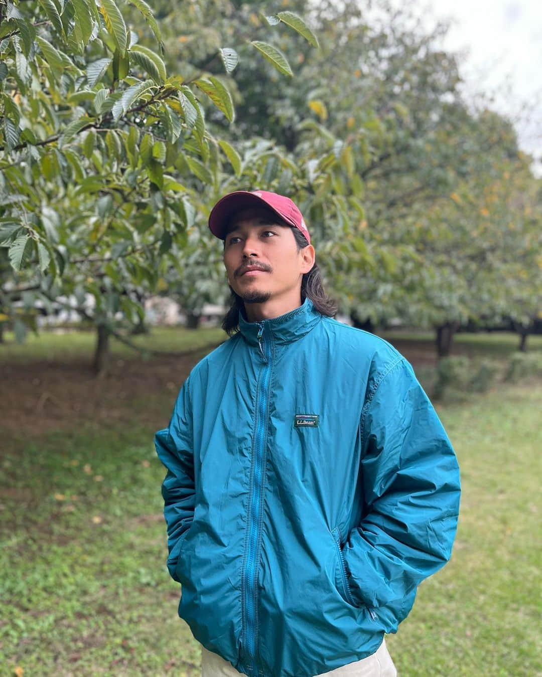 関川良さんのインスタグラム写真 - (関川良Instagram)「LL Beanの定番Warm-Up Jacket をベースにデザインされた“Lovell Microfleece Lined Jacket”   マイクロフリース使用で保温性は言うまでもなく、軽さ、撥水加工でシチュエーションを選ばずに使える万能型。   個人的には釣りにもキャンプにも使えそうだけど、この時期のツーリングでも保温性に期待ができそう😎   この手のアイテムはビッグシルエットがまだまだ気分なので、170cmの自分でLサイズ着用です！  詳細は @llbeanjapan まで👍   #pr #エルエルビーン #LLbean」10月17日 17時28分 - ryosekikawa