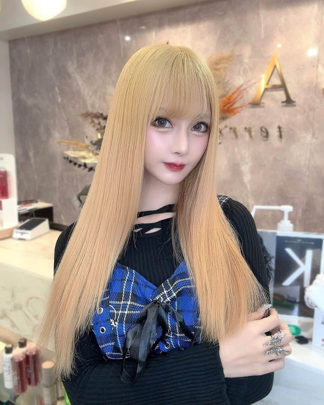 らむめろのインスタグラム：「💈 ⁡ ラピステラスで髪色変えたよん✨ 最高に可愛いカラー💛🧝🏻‍♀️ まぶしい⭐️ ⁡ 担当➤あんじゅ( @lapis_anju ) ありがとう💛💛💛 ⁡ ⁡ 📍ラピステラス渋谷 東京都渋谷区神南1-22-9 サンクスビル5F 渋谷ハチ公口徒歩3分 ⁡ ⁡ ⁡ #渋谷 #渋谷美容院 #渋谷美容室 #ラピステラス #newhair #haircolor #goldhair #blondhair #金髪 #ブリーチカラー #ヘアカラー #カクテルトリートメント」