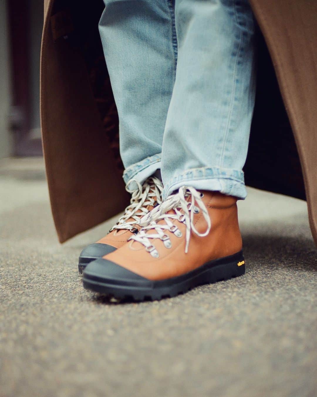 テーリポルキのインスタグラム：「Catskill Vibram boots in beautiful cognac color and with warm merino wool lining now available at terhipolkki.com 🤎 Free shipping on all domestic orders until Sunday! . . #TERHIPÖLKKI #terhipölkkishoes #finnishdesign #boots #winterboots #winterstyle #vibramsole」