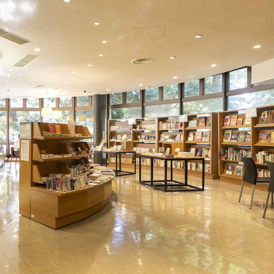 ことりっぷさんのインスタグラム写真 - (ことりっぷInstagram)「日比谷公園にある図書館で、緑を感じながら読書の秋を📚  日比谷公園のなかに立つ「日比谷図書文化館」は、知る人ぞ知るすてきな図書館。 1階には、書店を兼ねたカフェ「ライブラリーショップ＆カフェ日比谷」もあります。  カフェの壁は全面大きな窓になっていて、ふんだんに降り注ぐ外光と公園の緑が心地よい空間を作り出しています。 図書館の本を持ち込んで、カフェで読むこともできますよ。  本が読みたくなる季節。お気に入りの図書館で休日を過ごしませんか。 ----- #日比谷図書文化館 -----  詳しくは、ことりっぷwebでご紹介しています。 プロフィールのURL、またはストーリーズからご覧くださいね。 @cotrip_official  #ことりっぷ #ことりっぷweb #東京 #日比谷 #日比谷図書館 #日比谷カフェ #図書館カフェ #公園カフェ #ライブラリー #cotrip #tokyo #hibiya #visitjapan」10月17日 17時30分 - cotrip_official